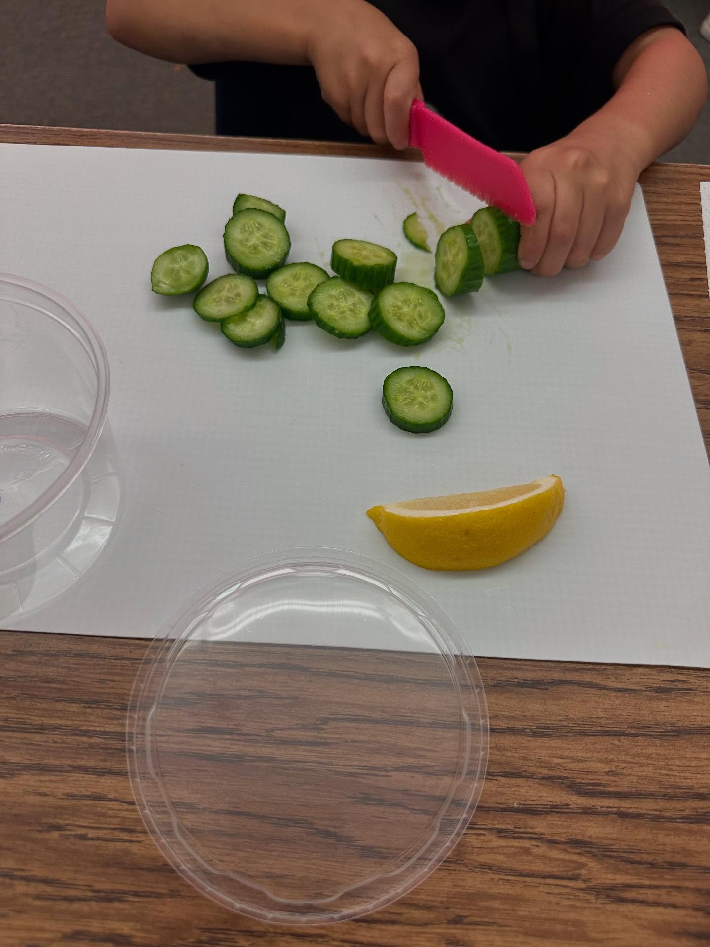 🥒✨ Cucumber Salad Recipe – Fun Food Explorers Style! ✨🥒
Ingredients:
• 1 bunch of curious little chefs 👩🏽🍳🧑🏼🍳
• Fresh cucumbers, chopped into bites 🥒
• A sprinkle of seasonings 🌿
• A container + lots of giggles 🥳
Directions:
1️⃣ Chop the cucumbers into small pieces.
2️⃣ Add them to a container.
3️⃣ Shake, shake, shake until mixed! 🎶
Not only are we learning to cook, but our chefs are also discovering that cucumbers (and other fruits & veggies like 🍉 watermelon, 🍓 strawberries, and 🍊 oranges) are packed with water—keeping our bodies hydrated and healthy! 💧💚
#FunFoodExplorers #HealthyKids #CookingWithKids #FoodIsMedicine #HydrationHeroes