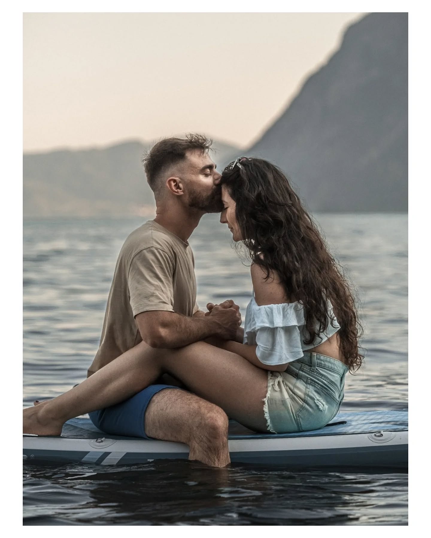 Un'avventura romantica su una panchina galleggiante.
Grazie a
@_fabriziovinci @natashja_scc
Metti un cuoricino se ti piace!
#WeddingPhotographer #weddinginspiration #couplephotographer #engagementphotographer