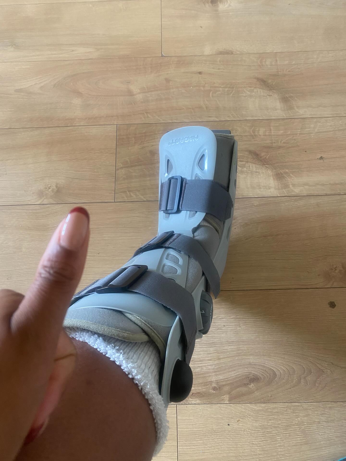 ✨STORYTIME✨
So I decided I wanted to start playing netball again after not playing since school….it was all going so well… until it wasn’t.
With five minutes to go I felt a ‘POP’ in the back of my ankle and immediately knew it was not good. Turns out I had ruptured a tendon but still managed to walk away with player of the match so all was not lost😂😂😂
I’m back in the gym now and while my lower body recovers, I’m using this time to build the strongest upper body I’ve ever had. Swipe to see my personal best chest press.
Setbacks are just detours toward new strength. 💪✨