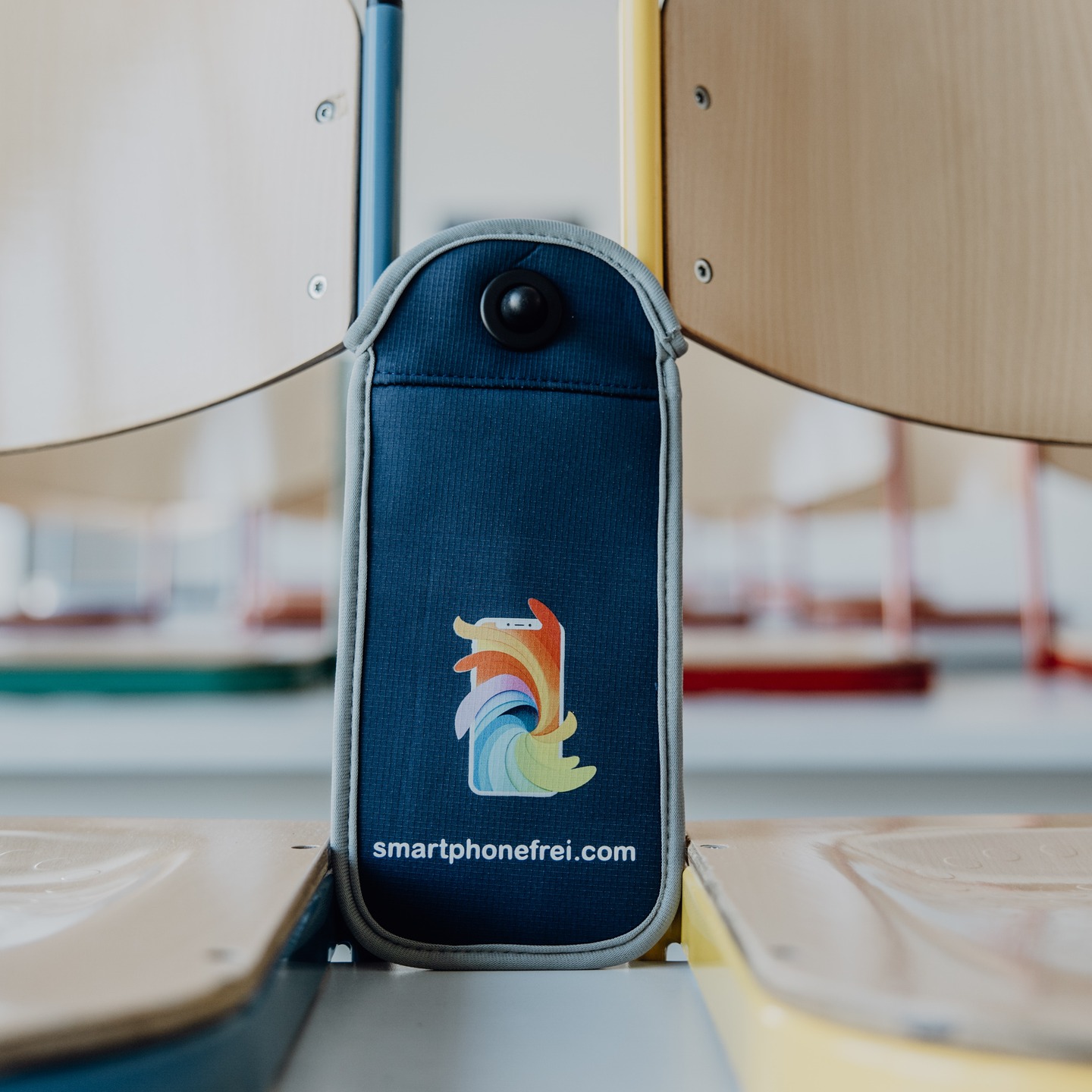 Die Einführung von smartphonefrei.com Handytaschen gestaltet sich unserer Erfahrung nach als sehr kommunikativer & reibungsloser Prozess. Es ist immer sinnvoll alle Mitglieder der Schulgemeinde einzubinden und an der Einführung zu beteiligen. Durch die Erfahrung des smartphonefrei.com Teams, unser individuelles Beratungskonzept und das umfangreiche Dokumenten- und Servicepaket begleiten wir Schulen umfassend bei der Umsetzung vor Ort vom ersten Tag bis zur finalen Implementation. Immer unserem Motto folgend: "... denn die Welt da draußen ist bunt 🌈". Euer smartphonefrei.com Team aus Bonn