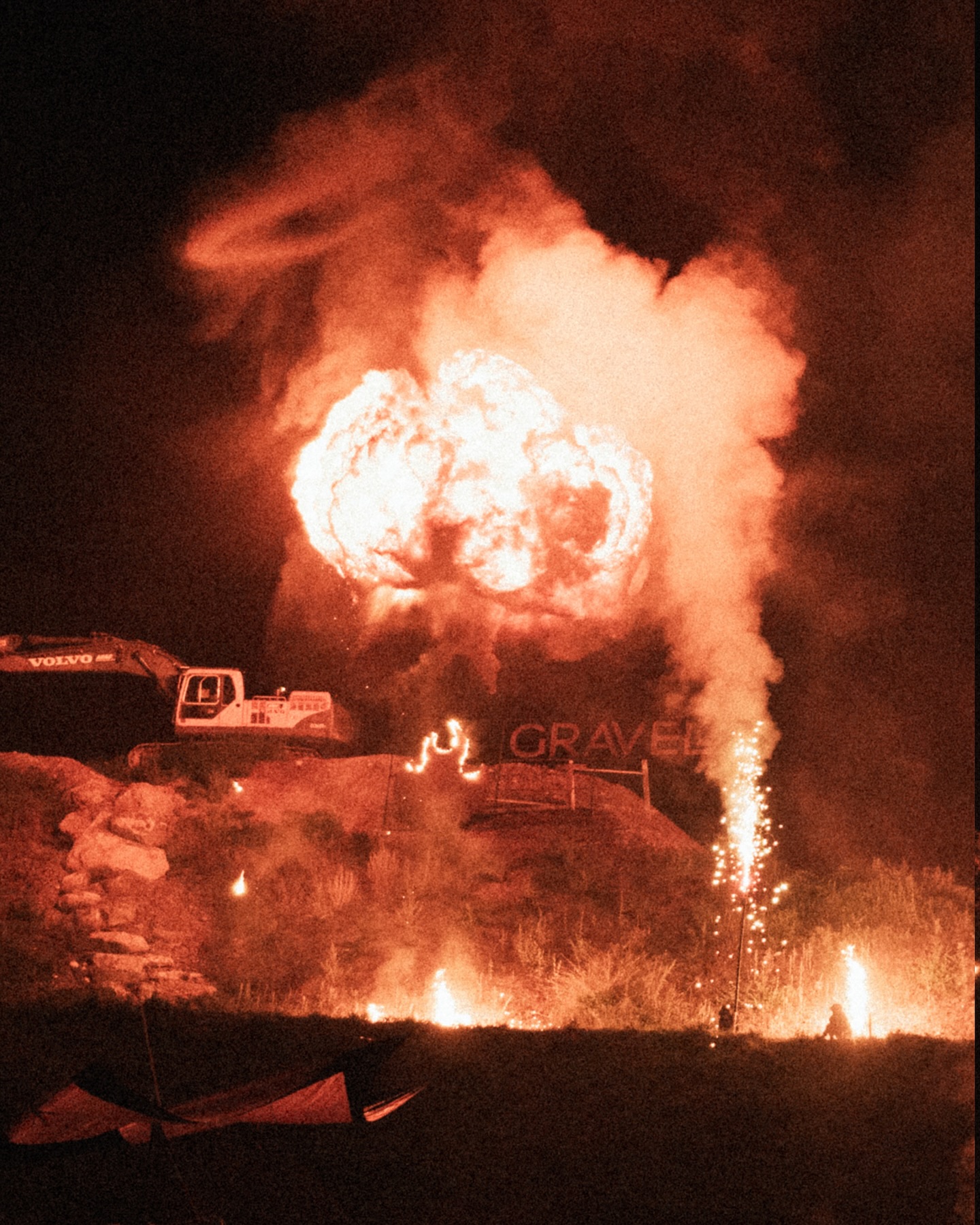 Das #gpf Höhenfeuer knallt in den Gravel-Pit-Himmel! ☄️🔥💥🎇
#gpf2025 #höhenfeuer #gravelpit #rock #festival #gravelpitfestival
📷 @angelinaimboden
@mitchproductions.ch