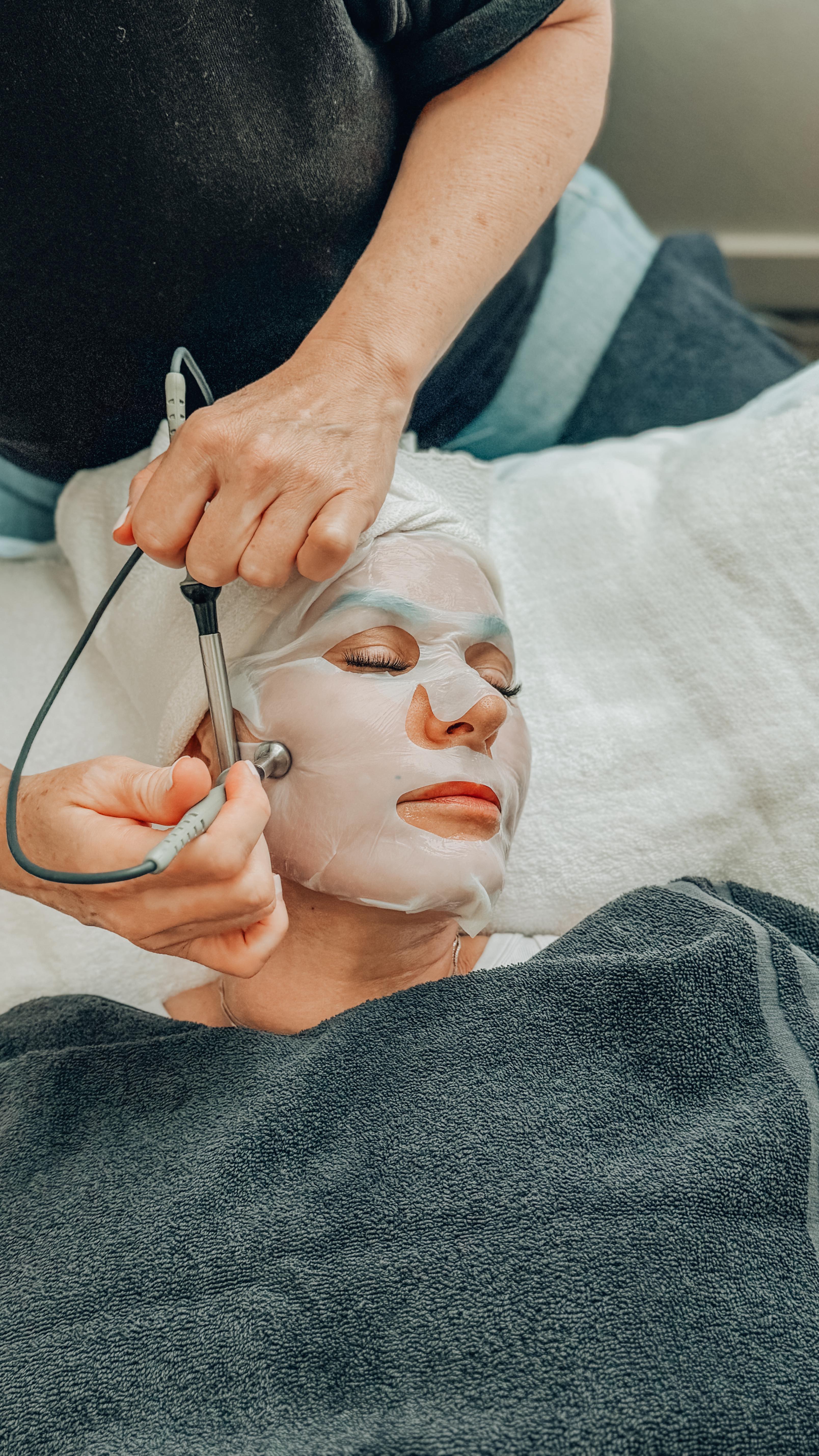 lift • tone • glow 🧡 our Signature Radiance Lift Microcurrent Facial gives a workout to your skin, gently stimulating your facial muscles (which get loose or tight and cause the skin to fall or wrinkle) to noticeably sculpt, firm, smooth wrinkles + give a natural lift to the entire face, neck and jaw.
No downtime, just instant lifted results + long-term benefits with regular treatments.
🧖♀️ Did you see we now have a deluxe 90 min version added to the menu that includes a whole body red light session, lengthened massage and treatment?
Ready to glow from the inside out? Head to the link in our bio to schedule your lift.
#microcurrentfacial #naturallift #glowingskin #dermabella #santacruzskincare #facialsculpting