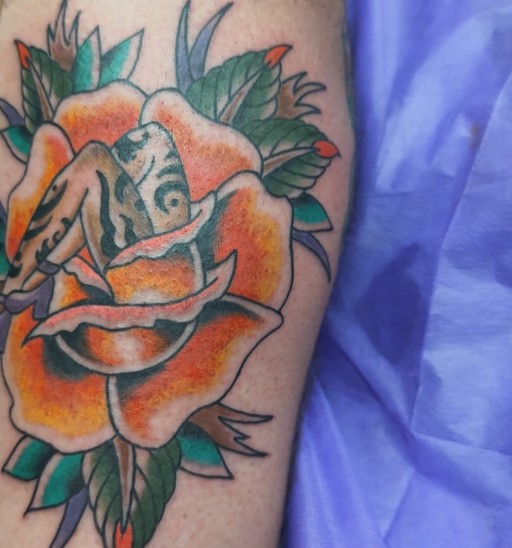 Lady leg rose from my recent flash sheet for Preston. As well as some healed work, and Roch. Thanks for letting me do fun tattoos Preston! Book yours now for September/October🫵
•
@cybertrontattoostudio
#traditionaltattoos #americantraditional #americantraditionaltattoos #traditionalhealedtattoo #dentontattoos #dentontattooartist #dfwtattoos #dfwtattooartist #texastattoos #denton #unt