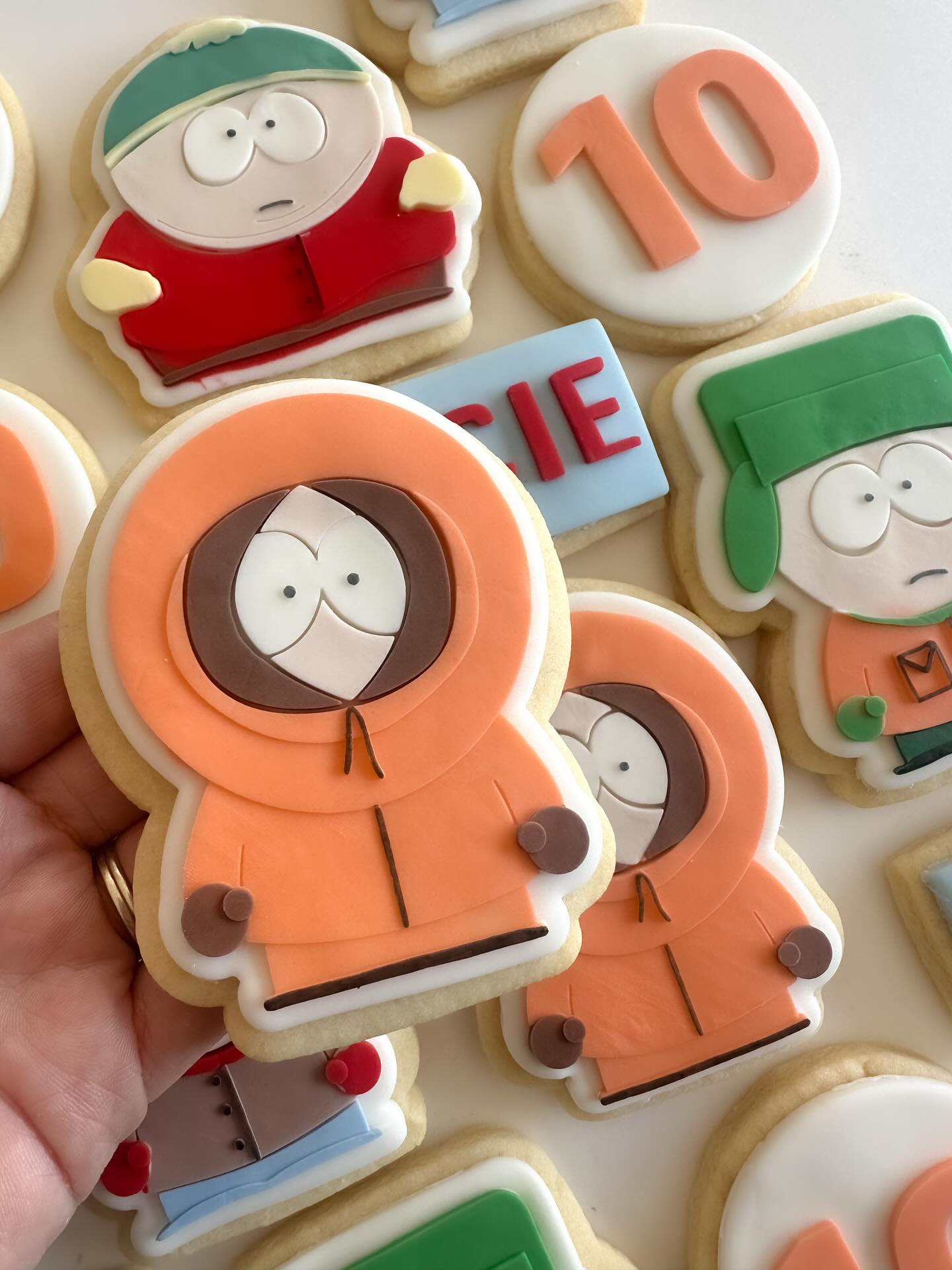 Respect my cookie-thority! 🧡💚❤️💙 Our brand-new South Park cookie stamp set is here – featuring Kenny, Kyle, Eric & Stan. Perfect for bakes that are just a little bit cheeky 😉🍪
#stampedbyel #cookiestamps #cookieembossers #cookiedebossers #cookiesupplies #sugarcookiesupplies #fondantcookies #smallbusiness #shopsmallbusiness #alburywodongabusiness #bakingsupplies