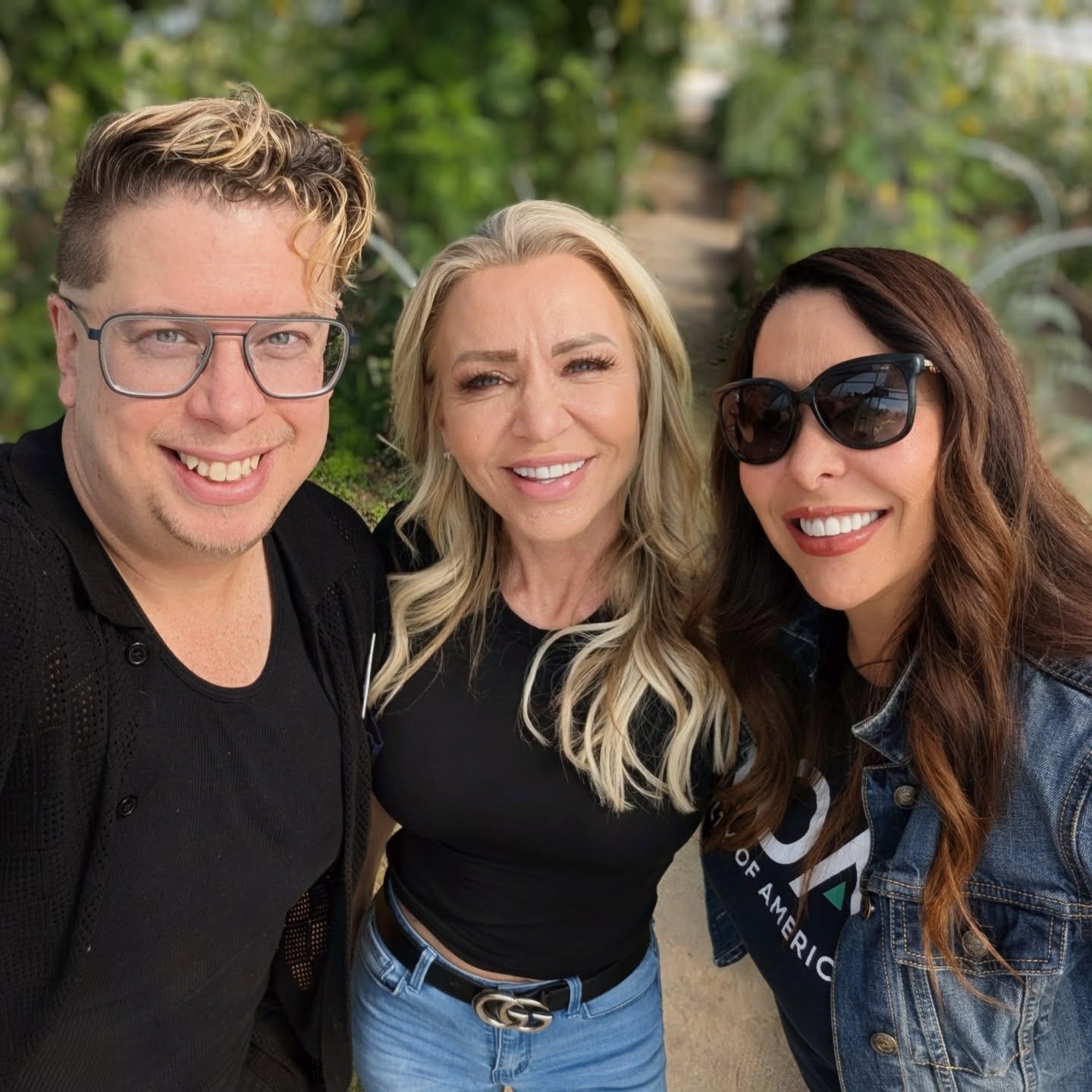My favs came to visit all the way from Vegas! We got to touch dirt and smell the flowers. 💖💖💖 #fabulousness #welookamazing #realestate #outonthetown #zakunscripted