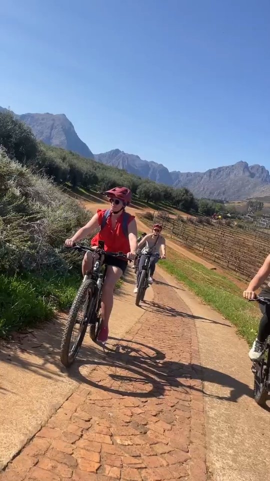 Een absolute favoriet van ons én onze reizigers: de e-bike fietstocht door het prachtige Banhoek wijngebied in Stellenbosch 🚴♀️🍇.
Gisteren genoot Hanneke – op uitnodiging van @scootoursbestdayever en @vinebikes – van een stralende lentedag op de fiets, afgesloten met heerlijke pizza bij @banhoekchillioil 🍕☀️.
#stellenbosch #banhoekvalley #vinebikes #southafrica #winelands #travelgram #ebiketour #bestdayever #za #winelovers #pizzatime #adventureawaits #springvibes