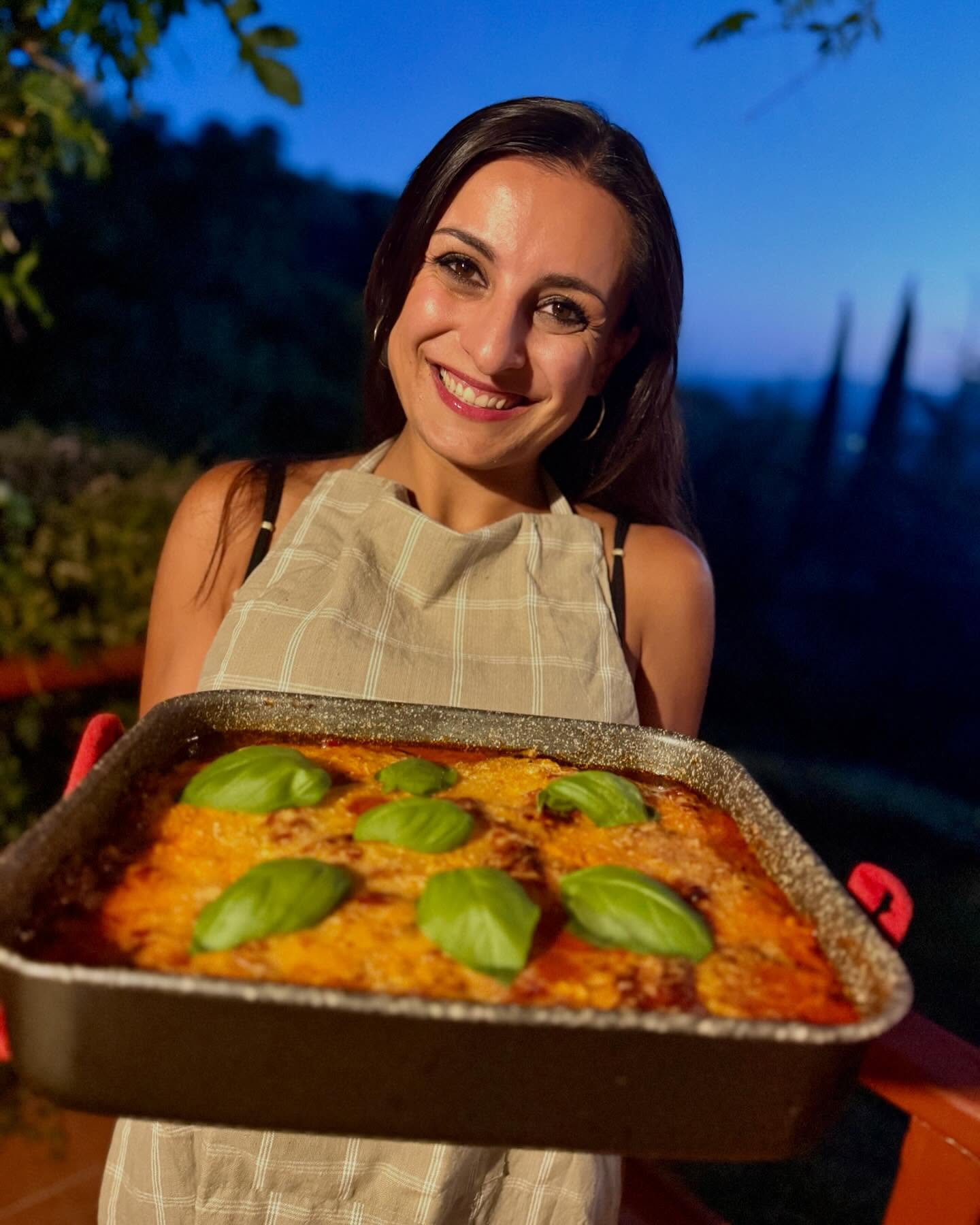 Amo cucinare sempre, ma in vacanza è ancora più bello… soprattutto con il mio meraviglioso aiutante in cucina. 💕🇮🇹✨
#parmigianadimelanzane
#cucinaitaliana
#italiancuisine
#tuscanfood
#cucinatoscana
#dolcevita
#toscanadolcevita
#holidayflavors
#sunshineandlove
#holidayvibes
#wifegoals
#couplegoals
#loveinthekitchen
#cookingtogether
#familytime
#momlifebelike
#lifewithstyle
#toskanalove
#toscanalife
#tuscanyvibes
#tuscanymoments
#tuscanydream
#italianmoments
#toscanacucina
#toscanawine