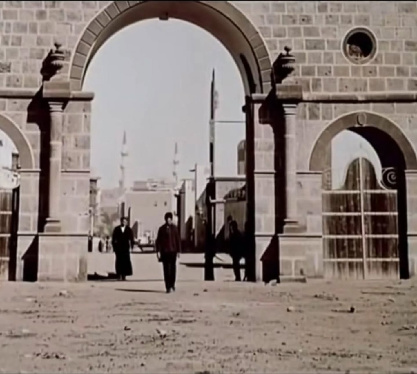 "Medine-i Münevvere’deki Anberiye Kapısı’nın nadir bir tarihi fotoğrafı. Bu kapı, Osmanlı döneminde, özellikle Sultan II. Abdülhamid zamanında 1305 Hicrî yılında inşa edilip yenilenmiştir. Şehrin güneybatısındaki ana girişlerden biri olan bu kapı, Hicaz Demiryolu istasyonu üzerinden gelen hacıları ve misafirleri karşılardı. Fotoğraf, surların kalktığı 1950’li yıllardaki imar çalışmalarından önce, 1940’lı yıllarda çekilmiştir."
#medine #ravza #mekkah #umre #ottoman #fypppppppppppppppppppppppppppppppppppppppppppppppppppppppppppppppppppppp