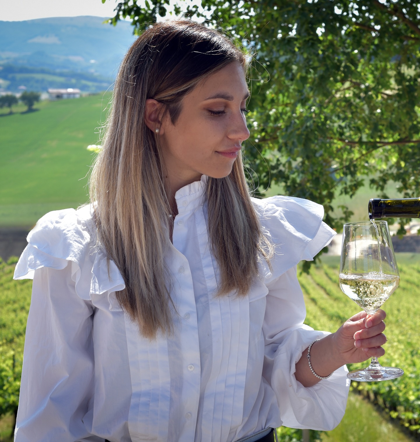 I giorni della vendemmia sono alle porte… 🍇
Tra i filari, i grappoli brillano di colore e dolcezza, pronti a diventare emozione in calice. 🍷
Un momento unico, da vivere qui in vigna, dove ogni sorso racconta già la nuova annata. 🌿
Harvest days are just around the corner… 🍇
Along the rows of vines, the clusters shine with color and sweetness, ready to gift emotion once they are in the glass. 🍷
A unique moment, to be lived here in the vineyard, where every sip already tells the story of the new vintage. 🌿
#VerdicchioDiMatelica #EleganceInABottle #Proud #BorgoPaglianetto #VisitUs #DiscoverMarche #WineLovers #FreschezzaInBottiglia #BorgoPaglianettowines #ItalianWines #VinoItaliano #Matelica #ItalianWineJourney #VerdicchioLove #WinetastingExperience #FIVI #siamofivi