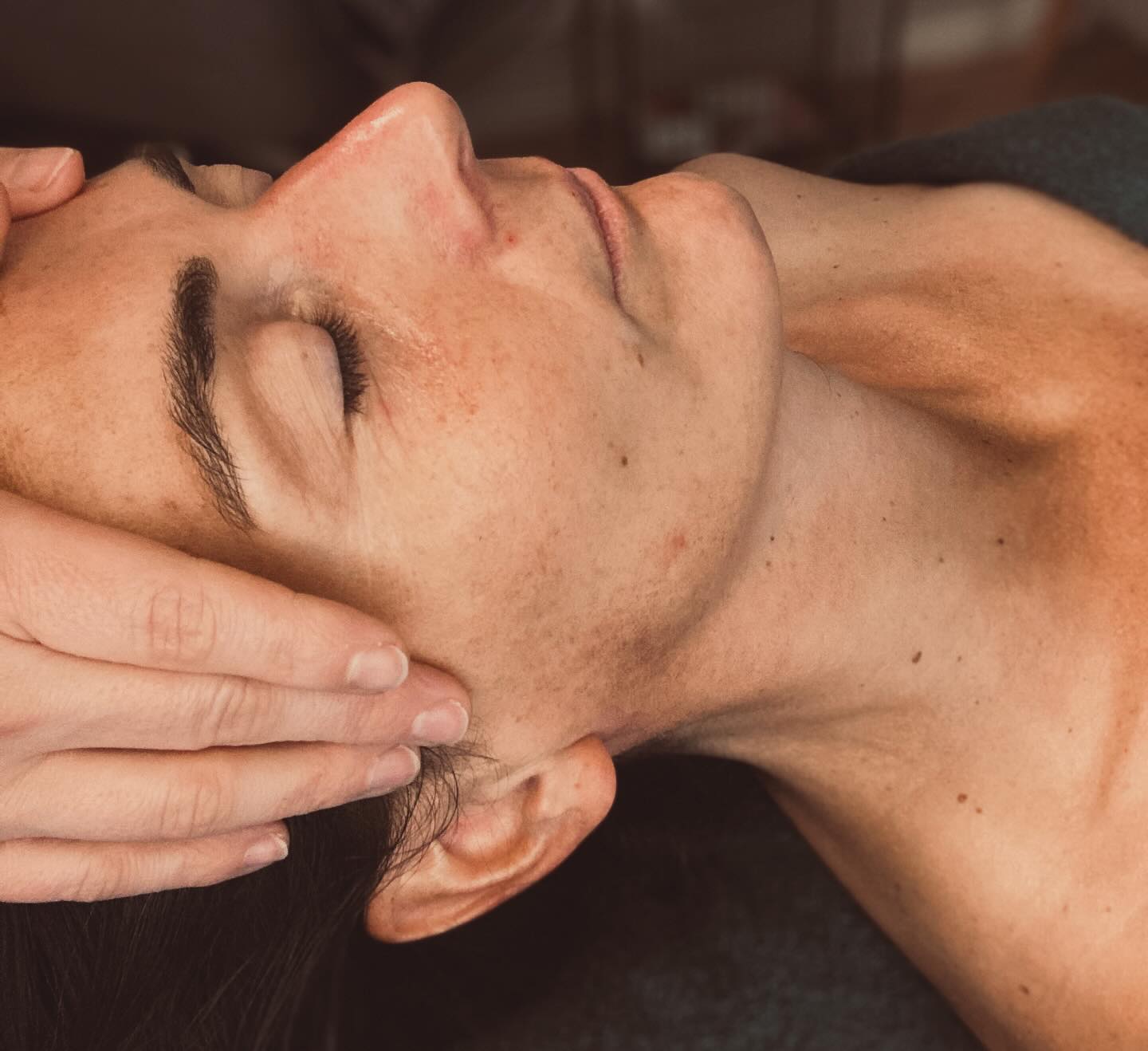 We hollen door.
De dagen vullen zich met van alles.
Het leven gaat sneller dan we bij kunnen houden.
Taken, meldingen, afspraken…
En ondertussen vergeten we soms te luisteren 💛
Echt luisteren.
Vorig jaar verloor ik bijna de verbinding met mezelf.
Het voelde koud ❄️
Rusteloos.
Alsof ik meegesleurd werd in een stroom die me overal naartoe trok, behalve naar mezelf.
Het was zoeken naar mijn eigen ik.
Naar wat écht belangrijk is.
Naar waar mijn hart om vroeg 🌿
Die verbinding die er toe doet, begint bij jezelf.
Bij voelen.
Bij ademhalen.
Bij even stil staan.
Het is daar, in die aanwezigheid bij jezelf, dat inner beauty ontstaat ✨
Die stille kracht die van binnenuit straalt.
En van daaruit… kan echte verbinding met anderen ontstaan.
Face-to-face.
Het écht luisteren.
Het contact dat blijft hangen 🤝
Op een terras met een kop koffie.
Tijdens een wandeling samen.
In de tijd die je bewust voor elkaar maakt.
Het is een keuze.
Even uit de stroom stappen.
In relax-modus gaan.
Aanwezig zijn bij wat telt 🌸
Bij Marlie Holistic Beauty Therapy draait het om die ruimte.
Ruimte om stil te staan.
Te voelen.
Te ervaren.
Te kiezen wat echt belangrijk is 🌿
Tijd is kostbaar ⏳
Echte verbinding is onvervangbaar 🤍
Maak er tijd voor.
Voor jezelf.
Voor de mensen die je écht wilt zien.
Voor momenten die je hart raken 💫
Want voor je het weet… verandert alles.
Mensen verdwijnen uit je dagen.
Kansen glippen voorbij.
En dan is het te laat ⚡
🫶🏻💋