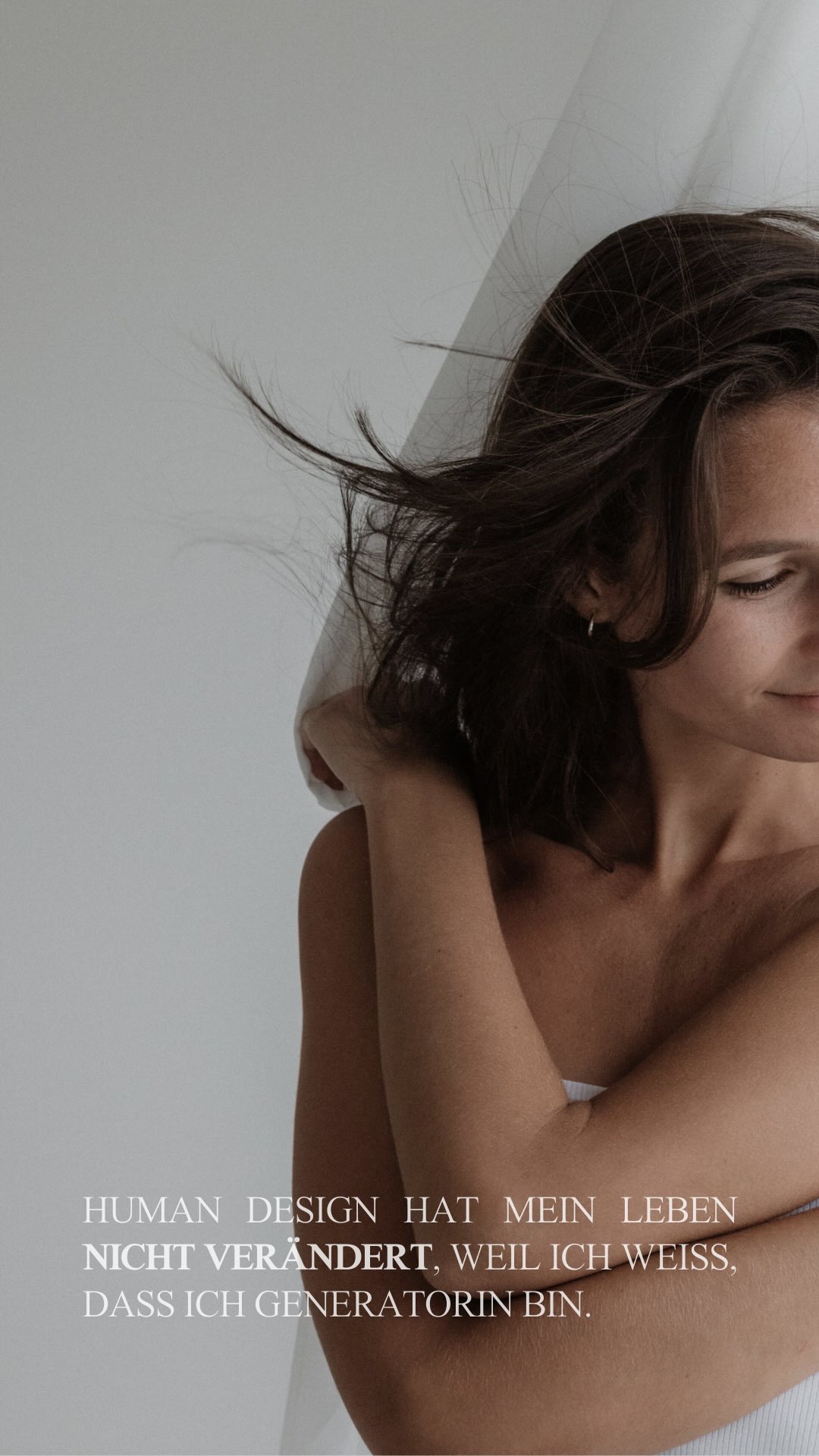 Nämlich so ⤹
Zuallererst: Wissen allein verändert nichts.
Zu wissen, welcher Typ du bist, welches Profil du hast oder welche Tore in deinem Chart aktiviert sind, verändert noch nichts.
Es schafft Bewusstsein und gibt dem Verstand Antworten - und das ist wichtig.
Aber wahre Veränderung passiert, wenn du beginnst, dieses Wissen zu verkörpern.
Wenn du Entscheidungen nicht mehr mit dem Kopf triffst, sondern deiner Strategie folgst und deiner Autorität vertraust.
Wenn du lernst, deine Körperintelligenz anzuzapfen, deinen inneren, verlässlichen Kompass, der dich immer in Richtung deiner Wahrheit führt.
Genau das war auch für mich der entscheidende Gamechanger, in dem sich alles für mich verändert hat - statt im Außen zu suchen, hab ich meine Antworten in mir gefunden.
Und plötzlich passen die Puzzleteile nicht nur auf dem Papier zusammen - sondern auch in deinem Leben. ✨
In meinem 1:1 Mentoring Afterglow begleite ich dich dabei, dein Human Design nicht nur zu verstehen, sondern tief in deinen Alltag, deine Entscheidungen und dein Leben zu integrieren - Es zu verkörpern.
Um wirklich nachhaltig in Einklang mit deiner wundervollen Essenz zu leben - selbstbestimmt, frei und in Leichtigkeit.
Damit dein Chart nicht länger Theorie ist, sondern der Schlüssel zu einem Leben, das sich nach dir anfühlt.
Wenn du dich hierzu gerufen fühlst, kommentiere gerne AFTERGLOW für mehr Infos oder schick mir eine Nachricht. 💌
Ich freue mich auf dich und dein einzigartiges Design.
xx Lisa
______________________________________
HUMAN DESIGN
HEILSTEINE
SELBSTAKZEPTANZ
SELBSTLIEBE
MENTORING
#humandesignmentoring #humandesigndeutschland #mentoring #persönlichkeitsentwicklung #selbstvertrauen #selbstliebe #sichselbstfinden