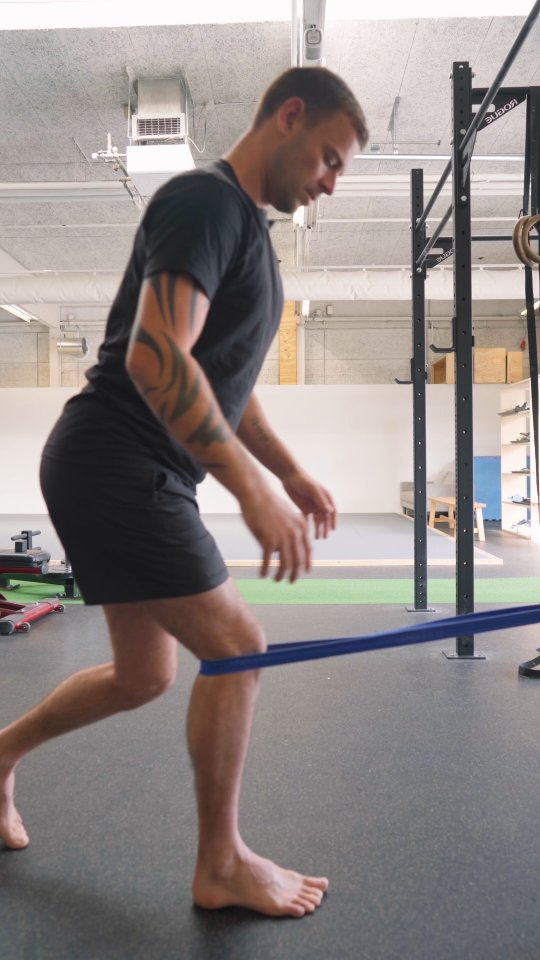 Har du lavet release øvelsen til din quadriceps ? 🙂
Så får du her den første øvelse du aktivt kan arbjede med 🏃
Hvad er vigtig i den øvelse ?
1. Du holder under hele øvelsen 80 % af vægten på der forreste ben.✅
2. Drej dig en smule ind i den hofte på det ben du står.✅
3. Sørg for at have en oprejst overkrop ✅
4. Det er vigtigt at dine dybe stabilisatorer er aktiv, omkring din core ✅
5. Følge instrukserne, føler du symptomer så arbejde dig hen til grænsen. Du vil mærke efter nogle gentagelser at det bliver bedre 👌✅
Prøv den af, på mandag kommer den næste. 😉
Du må gerne kontakte mig ved spørgsmål.
#biofeedback #biomekanik #funktioneltræning #holisticcoaching #århus #københavn #smertefri #bevægelse #knæ #hofte #vejrtrækning #viralreels #behandling