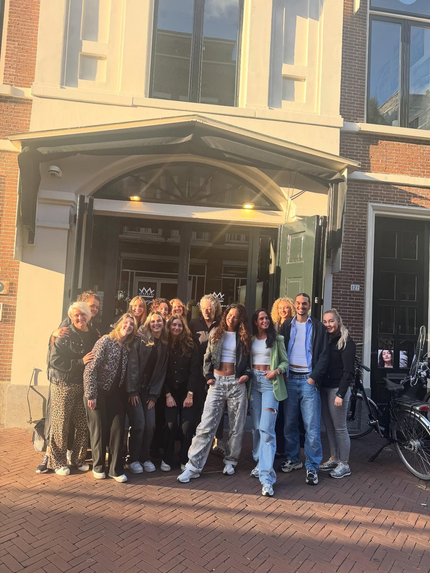 🌟 Teamuitje Alert! 🌟
Vanavond gaan we met ons geweldige team van K & K Kappers heerlijk gegeten om te vieren hoe fijn we als team samenwerken! 🥳✂️
Veel collega’s die al vele jaren bij ons werken, dankbaar voor zo een team , toppers! #zusje
Samen lachen, genieten van lekker eten en onze band versterken. Op naar nog veel meer mooie momenten samen! ❤️✨
#kenkkappers #SamenSterk #Kappersleven #Zusje