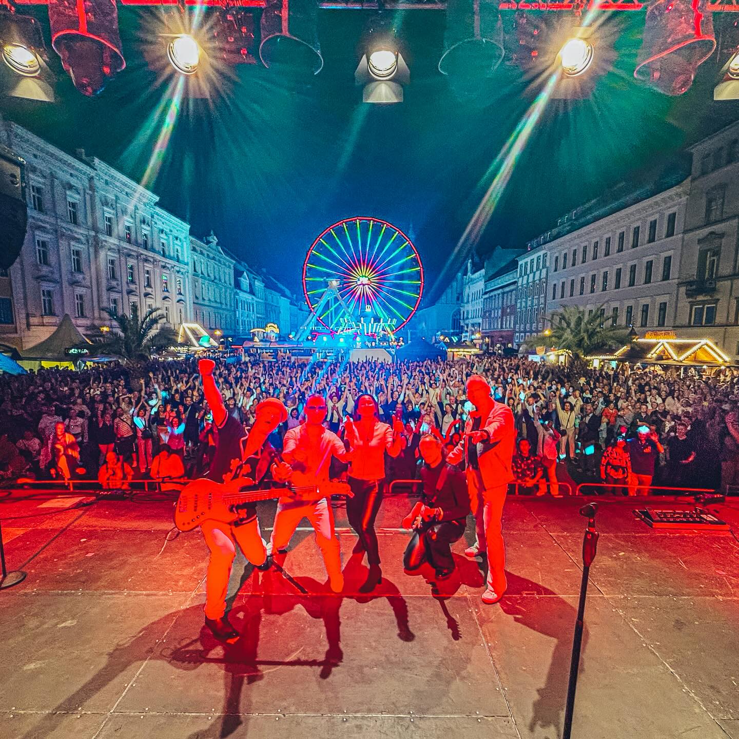 🔥Wenn Leidenschaft auf Genuss trifft!
Eure Energie und unsere Live-Spielfreude = ergibt ein gewaltiges Feuerwerk!
Danke für den gigantischen Abend mit euch beim Altstadtfest in Görlitz!!! 💜
@goerlitz.de @kultur_service_goerlitz @kultur.service_goerlitz @sebastian.vich
#NightfeverBandLeipzig #AlltimeDiscoClassics #LiveMusik #Partyband #Galaband #LiveBand #Leipzig #Live #paviinaction