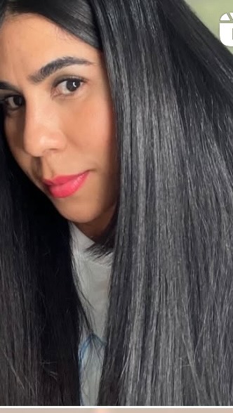 ✨Nuestra querida @belavita_nos recuerda que la salud capilar se construye con pequeños gestos diarios.
Porque CADA ACCIÓN CUENTA, y ella hace que cuente con @hairplusrd💞
Aquí su rutina de lunes a viernes:
💦Gotero: 1-2 veces al día, mezclado con 1-2 ampollas → ayuda a controlar la caída y fortalecer la raíz.
💊Suplemento: 2 gomitas de biotina al día →un boost de nutrición desde adentro.
🤲🏻Masajes capilares: para activar la circulación en los folículos y potenciar el crecimiento.
🌿Suero de Argán: 1-2 veces al día → mantiene las puntas saludables, reduce el frizz y evita enredos.
✨Rutina sencilla que marca una gran diferencia.
Gracias Bela por compartir con nosotras tus secretos de cuidado capilar💞
#HairPlusRD #HairGoals #RutinaCapilar#hairplusnj #hairplus #hairproducts #hairplusnewjersey