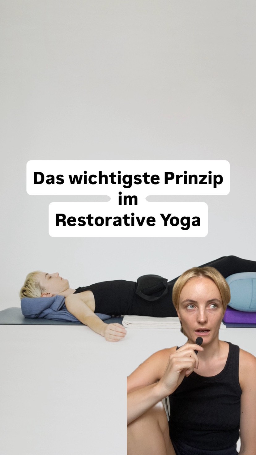Kennst du das – dass du selbst oder deine Teilnehmer:innen im Savasana nicht lange liegen können?
Im Restorative Yoga arbeiten wir mit einem zentralen Konzept bzw. einer Theorie, auf der die meisten Haltungen basieren.
Ein wichtiger Bestandteil davon ist eine sehr subtile Technik zur Unterstützung der Halswirbelsäule.
Gerade bei längerem Verweilen in den Positionen ist es essenziell, die Person vor dir wirklich anzusehen und die Haltung individuell anzupassen.
Wenn Menschen nicht lange im Savasana bleiben können, liegt es oft daran, dass die Haltung nicht richtig auf sie abgestimmt ist.
👉Zum Glück gibt es ein paar einfache Tricks, an denen du dich orientieren kannst.
📖📖📖📖📖📖
In meiner Weiterbildung im November lernst du diese zentrale Theorie kennen und wie du sie auf dich selbst und deine Teilnehmer:innen anwenden kannst!
📅 14.11.2025 – 16.11.2025
📍 Berlin
➡️ Infos & Anmeldung über den Link in der Bio
#restorativeyoga #restorativeyogateacher #restorativeyogateachertraining#nervensystemregulation