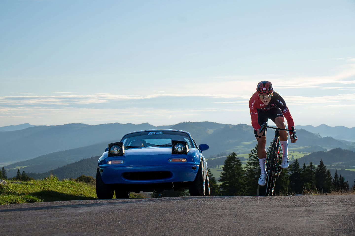 ⚡️Kachow ⚡️
📸 by @remi_cuche
#elitefondationscyclingteam #elitefondations #sogecoma #roccabois #conforti #debonsarchitecture #leonbychaidubaron #chaidubaron #velosophebeer #scott #bikeonscott #velosophecyclistbeer #genevecyclisme #velotoze #Tokiwi #roccabois #cuagsport #castelli #kaskhelmets #motorex #motorexbikeline #cars #lightningmcqueen #flashmcqueen #bike #race