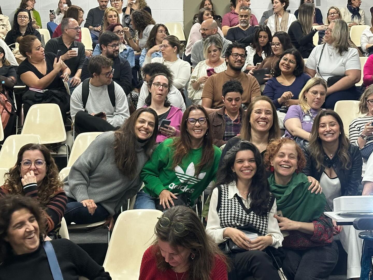 No último dia 06 de setembro, estive no evento “A constituição do aparelho psíquico: encontros e desencontros na teoria e na clínica”, realizado pelo Departamento Formação em Psicanálise do Sedes Sapientiae.
Esse encontro lembrou a importância do confronto de ideia, como nos disse André Green, “a luz somente virá do confronto das ideias” — é movimento.
Neste atrito algo pode nascer: um deslocamento, uma mudança.
Sair de si para, enfim, encontrar o outro.