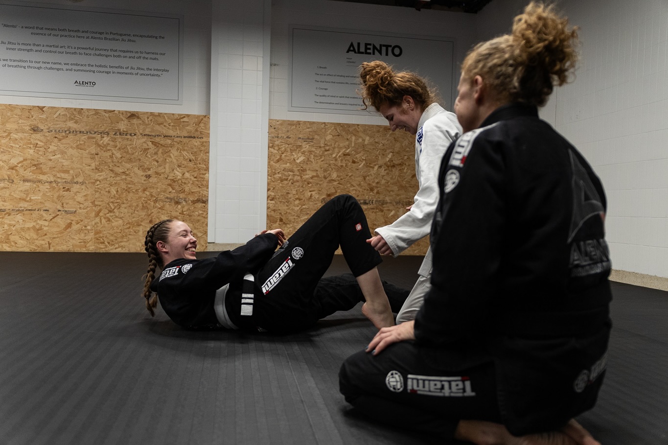 We get it. The mat doesn’t always call your name.
You’re tired. Sore. Busy. Unmotivated.
Out of routine?
But here’s the truth — showing up is 80% of the battle.
The moment you step on the mat, something shifts:
💭 The stress fades.
🧠 The mind clears.
💪 The body remembers.
Whether it’s your first class or your hundredth, don’t wait for motivation to strike — build the habit of turning up.
You’ll never regret a roll 🥋
📍 Classes this week: Monday to Saturday
📩 DM to book your free trial
#AlentoBJJ #MondayMotivation #JustShowUp #BJJLifestyle #JiuJitsuTraining #StartYourWeekStrong #DisciplineOverMotivation #LichfieldBJJ #TrainHardStayHumble #NoEasyRounds