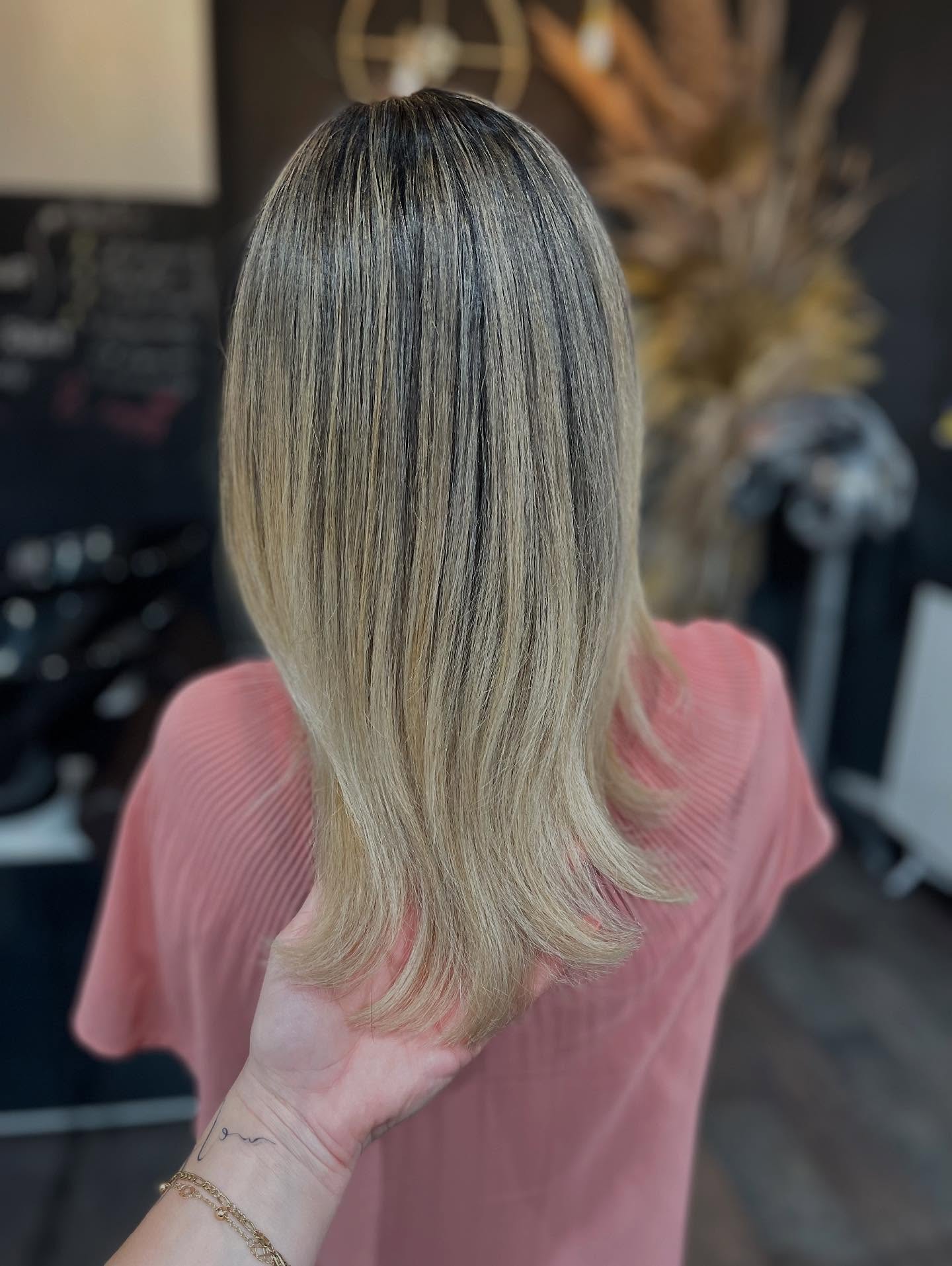 Komplett blondiert – was bedeutet das eigentlich?✨
——
Blondiert zu sein heißt: Deine Haare wurden komplett von ihrer natürlichen Farbe befreit – bis nur noch eine helle, fast weiße Leinwand übrig bleibt. Klingt cool? Ist es auch – aber es kommt mit Verantwortung.
✨Was du wissen solltest:
1. Pflege ist kein Luxus, sondern Pflicht
Blondiertes Haar ist empfindlich – trocken, porös und brüchig, wenn du es nicht richtig behandelst.
• Regelmäßige Kuren, Feuchtigkeit und Protein sind ein Muss
• Leave-In Conditioner und Hitzeschutz sind deine neuen besten Freunde
✨Meine Essentials:
• Farbpflegen gegen Gelbstich
• Feuchtigkeitsmasken ein- bis zweimal die Woche
• Öle und Seren für die Spitzen
2. Weniger ist mehr beim Styling
• Weniger Hitze – Glätteisen und Lockenstab nur mit Schutz verwenden
• Sonne und Chlor möglichst meiden oder mit UV-Schutz arbeiten
3. Blonde Vibes brauchen Termine
• Der Ansatz kommt – bleib regelmäßig bei deiner Friseurin oder deinem Friseur
• Toner auffrischen nicht vergessen
✨Blond sein ist ein Statement.
Aber eins, das Pflege und Geduld verlangt. Sei gut zu deinem Haar – dann strahlt es mit dir um die Wette.
——
#blondehair #blondiert #haircare #blondelife #hairtransformation #platinumblonde #blondepflege #healthyhair #friseurdüsseldorf #beckerbeauty