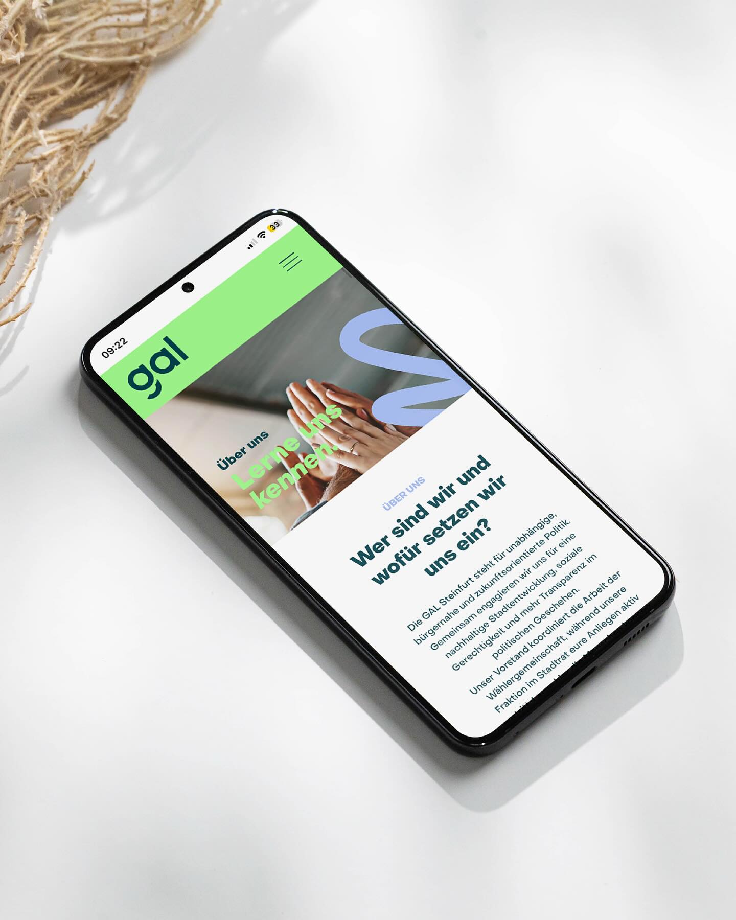 Und hier kommt Part 2 zum GAL Projekt – so wirkt das Branding in der weiteren Umsetzung: auf der Website, in der Gestaltung von Bannern, und in Form von feinen Give-Aways wie diesem geprägten Notizbuch, dass aktuell bei der GAL im Wahlkampf eingesetzt wird.💚
Wer mehr wissen möchte: schaut doch mal auf der brandneuen Website vorbei!☺️
Im Auftrag von der · GAL Steinfurt
www.steinfurter-gal.de
•
#webdesign
#branding
#graphicdesign
#freiformdesignstudio
#gutessichtbarmachen
#werisebyliftingothers