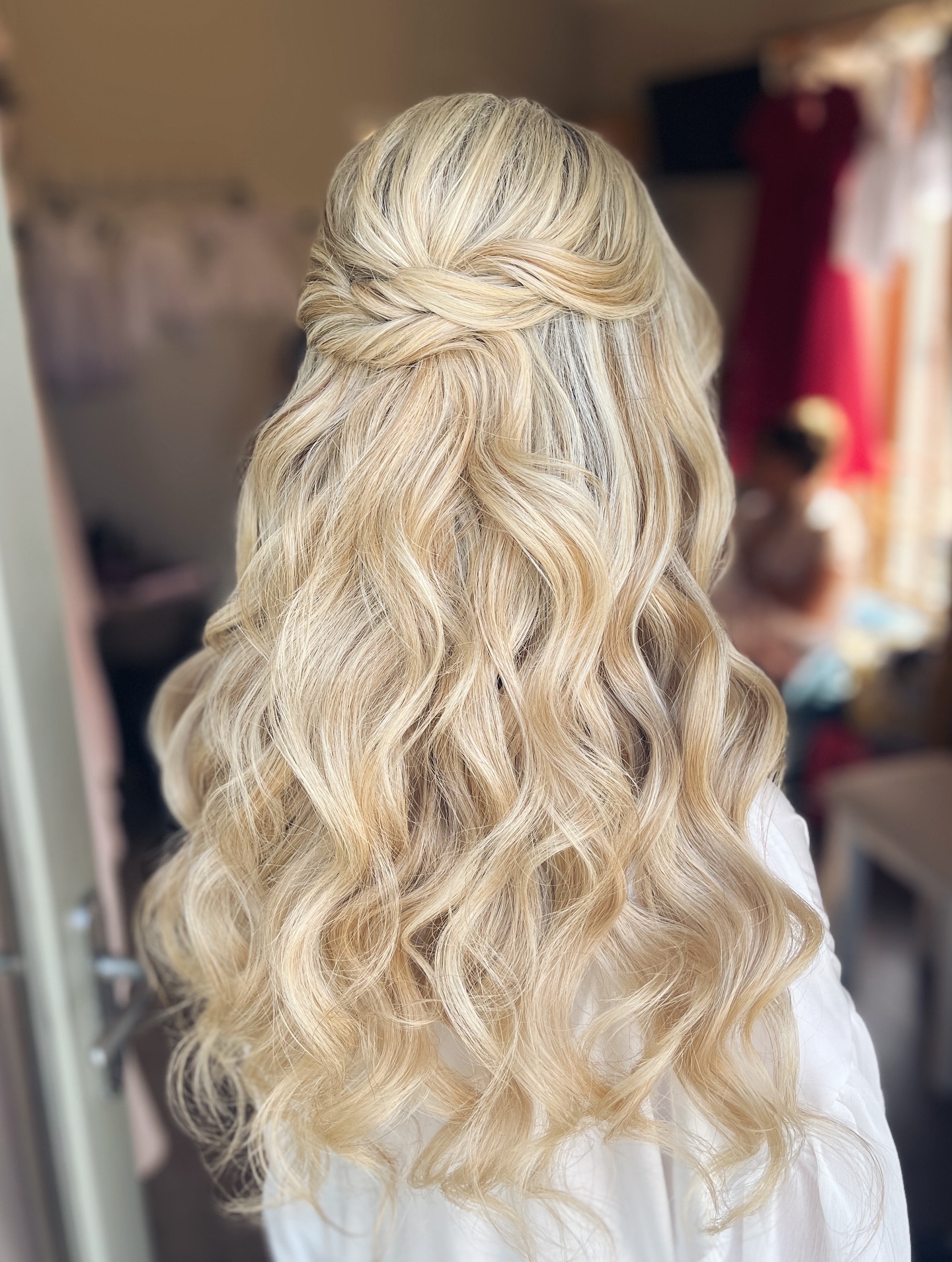 Light Hair Inspo 💫
For my lighter haired brides, whether you’re dreaming of a half-up style, soft Hollywood waves or a timeless updo, I’ve got you covered! 🤍
Don’t forget to save this post for later ✨
.
.
.
#bridalhairstylist #blondehair #bridalhairinspo #updos #hollywoodwaves #halfuphalfdown #ukbridalhairstylist #destinationweddings #destinationbride #weddinglook #weddinginspiration #weddinghairstyle #bridalhairstyle