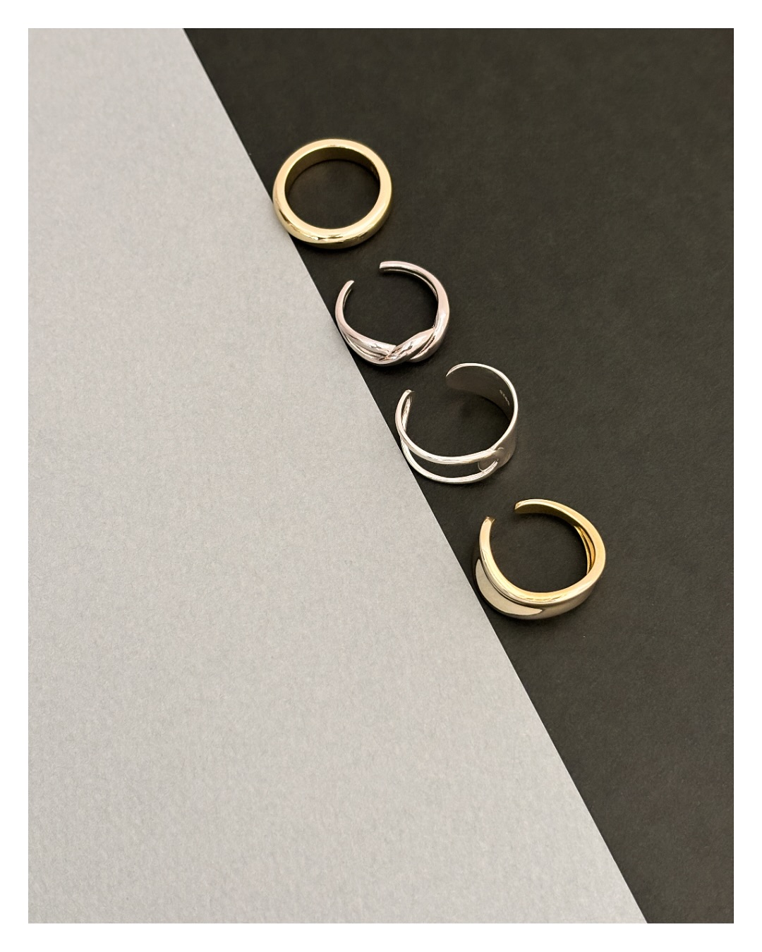 
A Little Luxury, Seamlessly Yours.
item:Product ring No.002
縦幅:2.1cm
横幅:2cm
厚み:2mm
内径:1.7cm
内周:4.9cm
Material:#silver925
online shop:@feln.tokyo
#felntokyo
#silveraccessory
#minimal
#simplecode