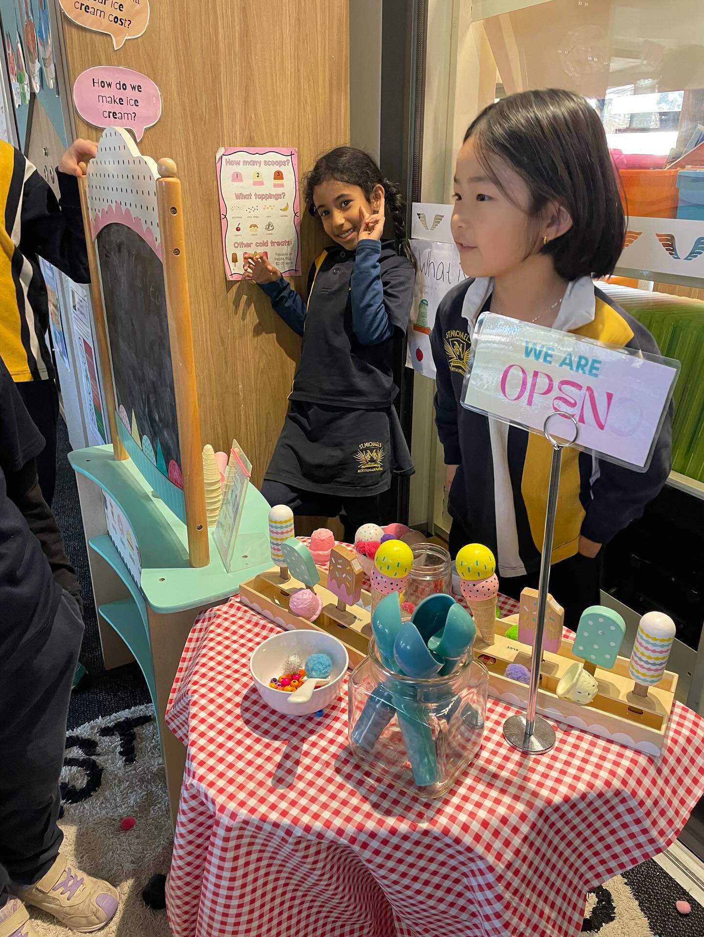 In Discovery this week, our Grade 1 and 2 students have been exploring how we work together when challenges arise with our peers.
We discussed different strategies to use when things don’t go to plan, and practiced problem-solving, listening and sharing ideas respectfully. It’s been wonderful to see how we can build resilience and learn how to turn challenges into opportunities. Our play based learning approach of Discovery is a great time to practise these skills!