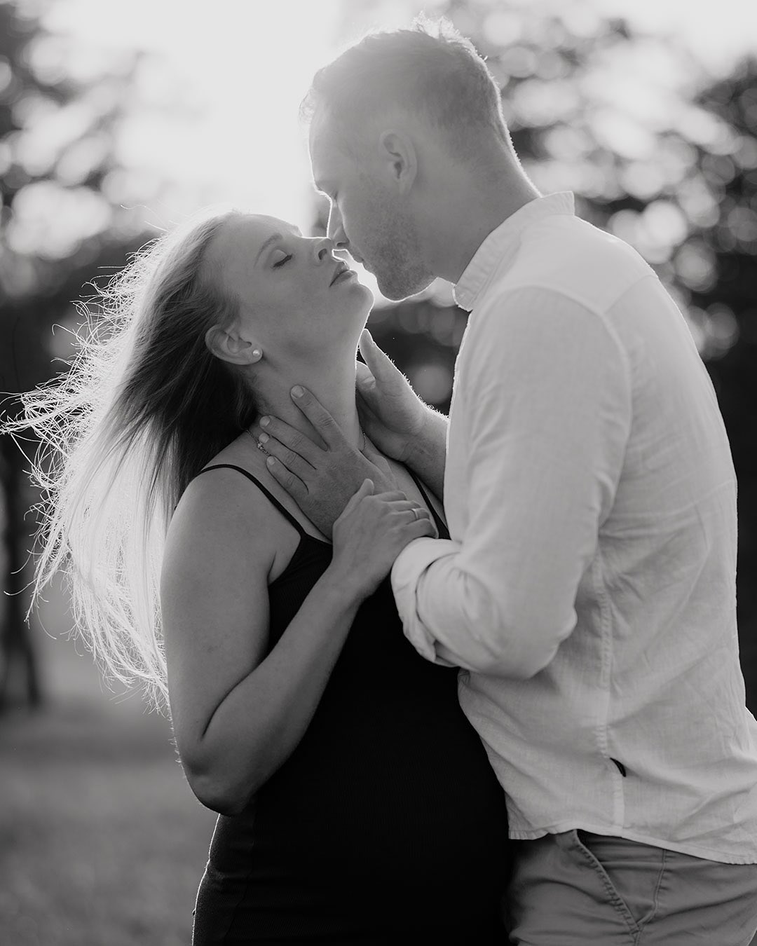 BETWEEN TODAY AND TOMORROW - the magic of beginnings 🥰
Diese beiden durfte ich schon an einem der schönsten Tage ihres Lebens begleiten – ihrer standesamtlichen Hochzeit. Umso mehr berührt es mich, dass ich nun ein weiteres wundervolles Kapitel für sie festhalten darf: die Vorfreude auf ihr kleines Wunder. 💫
Es ist für mich jedes Mal etwas ganz Besonderes, Paare auf ihrem gemeinsamen Weg zu begleiten – von Ja, ich will bis hin zu Hallo, kleines Leben. 🤍
#manuelaprucknerfotografie #babybauchshooting #outdoorshooting #parentstobe #liebeimbauch