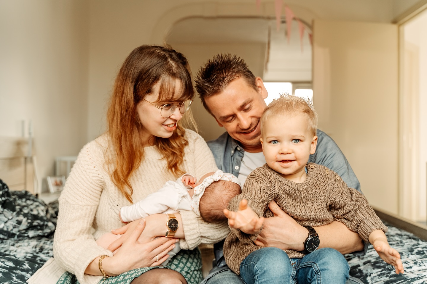 ✨ 3 tips om je ontspannen voor te bereiden op een zwangerschaps- of newbornshoot ✨
1️⃣ Kledingkeuze
Ga voor zachte, neutrale tinten en kleding waarin jij je prettig voelt. Drukke prints leiden vaak af van waar het écht om draait: jullie samen.
2️⃣ Timing
Plan de shoot op een moment van de dag dat voor jullie fijn voelt. Voor newborns is dat vaak in de ochtend, wanneer ze nog rustig zijn. Voor een zwangerschapsshoot is het mooiste licht vaak later op de dag, vlak voor zonsondergang.
3️⃣ Maak tijd voor jezelf
Gun jezelf rust rondom de shoot. Neem de tijd om je klaar te maken, zonder haast. Een ontspannen mama (en papa 😉) zie je meteen terug in de foto’s.
Ik zorg voor de rest: een relaxte sfeer, begeleiding en een fijne ervaring waarin jullie gewoon samen mogen zijn. 🌸
Ben jij team voorbereiding of laat jij het liever op je afkomen?