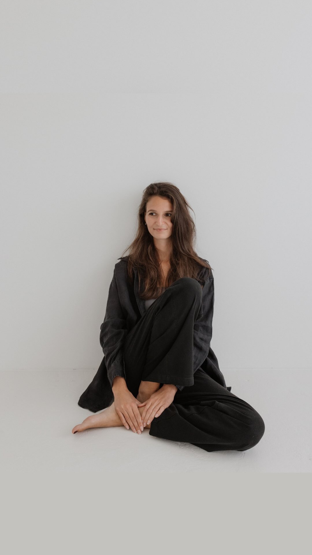 Dieses Gefühl sich fremd, unverstanden und nicht zugehörig zu fühlen? Obwohl du mitten drin bist? Obwohl ihr schon lange „befreundet“ seid?
Well.. davon kann ich ein Liedchen singen, denn so hab ich mich früher ständig gefühlt.
Und mich immer gefragt, was „falsch“ mit mir ist.
Warum es mich mehr Energie kostet, als es mir gibt, mich mit anderen zu treffen.
Warum sich Freundschaften immer oberflächlich und extrem unsicher angefühlt haben.
Und warum ich mich ständig an alles und jeden anpassen musste, um überhaupt dazuzugehören.
Ich hab mich gefühlt wie ein Chamäleon. 🌚
Bis ich irgendwann verstanden habe: Wahre Zugehörigkeit entsteht nicht durch Anpassung. Sondern durch Authentizität.
Wenn wir an unserer Wahrheit vorbei leben, ziehen wir immer Menschen an, die mit einer falschen Version von uns resonieren.
Die uns dafür mögen, dass wir lieb, nett und angepasst sind.
Aber nicht dafür, wie wir wirklich sind.
Authentizität ist der Kern unseres Lebens. Nur wenn wir authentisch und ehrlich zu uns selbst sind, ziehen wir die richtigen Menschen, den richtigen Job, das richtige Umfeld an.
Verstehe, wer du bist. Was du wirklich möchtest. Und lerne, „Ja“ zu dir selbst zu sagen und „Nein“ zu allem, was mit deinem wahren Ich nicht resoniert.
Bei genau diesem Prozess unterstütze ich dich in meinem 1:1 Mentorings Afterglow. ✨
Wenn du es leid bist, dich ständig anzupassen, dich nie richtig zugehörig zu fühlen und ein Leben zu führen, das sich nicht nach dir anfühlt, bist du hier richtig. 🤍
Kommentiere gerne ‚Afterglow‘ für mehr Infos und den ersten Schritt, um endlich JA zu dir zu sagen.
Ich freu mich auf dich,
x Lisa
______________________________________
HUMAN DESIGN
HEILSTEINE
SELBSTAKZEPTANZ
SELBSTLIEBE
MENTORING
#humandesignmentoring #humandesigndeutschland #mentoring #persönlichkeitsentwicklung #selbstvertrauen #selbstliebe #sichselbstfinden