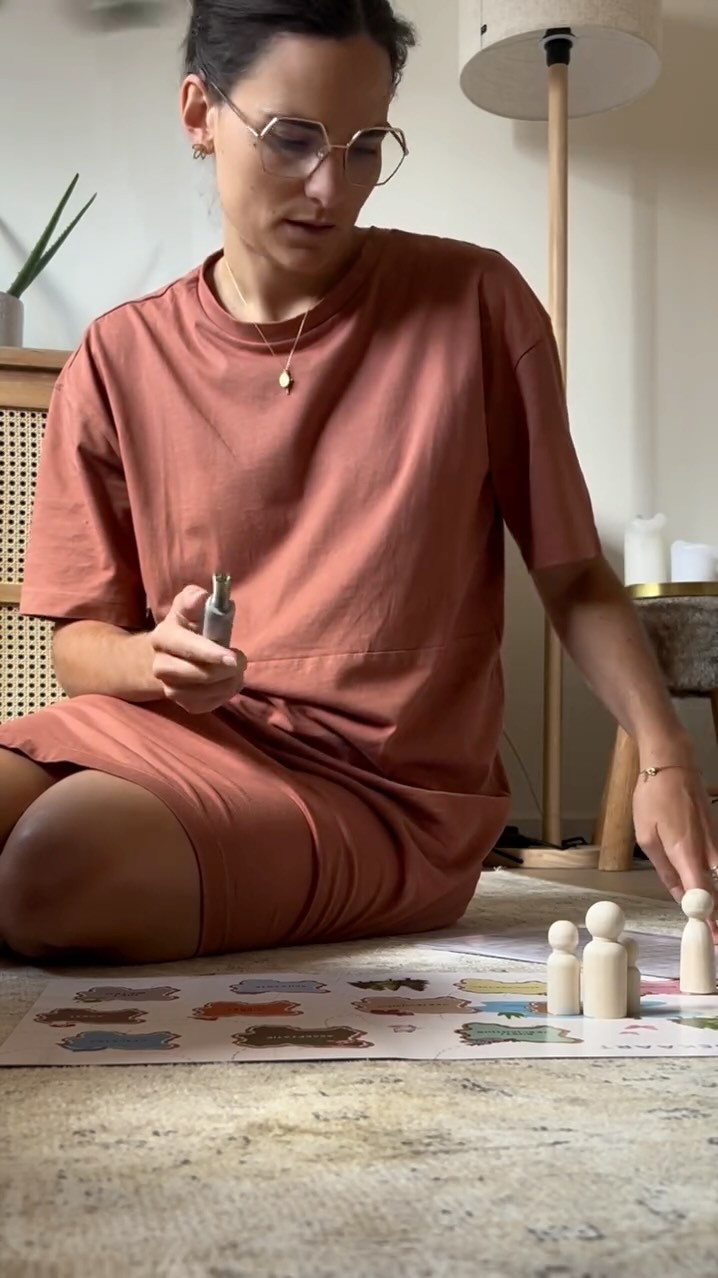 Wil je zicht krijgen op wat er écht speelt in je gezin?
Met behulp van mijn biotensor breng ik jouw gezin intuïtief in kaart via een emotiekaart op afstand.
Deze kaart laat in één oogopslag zien:
💛 Wie op welk ‘emotie-eiland’ staat
💛 Waar spanningen of blokkades voelbaar zijn
💛 Hoe de onderlinge verbindingen lopen
💛 Wat er op een diepere laag gezien en geheeld mag worden
✨ Ideaal om beter te begrijpen waarom je kind bepaald gedrag vertoont of waar het binnen jullie gezin schuurt.
🌿 Geen gesprek nodig, enkel een krachtig inzicht voor jouw gezin.
🌿 Slechts €30 via m’n webshop
👉 Meer info via de link in bio!
Samen maken we zichtbaar wat onzichtbaar lijkt 💫