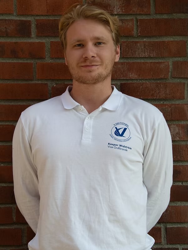 Vice Ordförande Kasper Widström
Hej! Mitt namn är Kasper och jag sitter som Vice Ordförande 2025! I styret är det jag som planerar och ansvarar för sektionens absolut bästa evenemang. Det inkluderar bland annat Storskiphtet, V-dagen och våra fantastiska stormöten VT och HT. Utöver att klia mig i huvudet över alla dessa evenemang sitter jag även med i V-sektionens styrelse. Där får jag chansen att jobba tillsammans med det fantastiska STYRET25 för att ständigt förbättra sektionens verksamhet!
En annan otroligt viktig uppgift jag har som Vice är att fungera som ordförande Erik Christianssons högra hand. Detta innebär att jag hjälper honom i uppgifter han kan behöva stöd i såsom knepiga sektionsfrågor.
Hoppas vi ses under nollningen!
-Vilken är din favorit-Vincent?
Återhämtar sig efter utedishot-Vincent