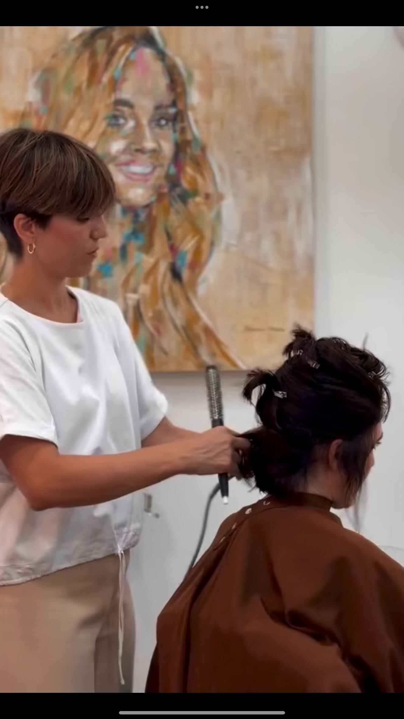 En Bárbara Millán Salón sabemos que el cuidado real del cabello empieza en la peluquería: hidratar en profundidad, cortar puntas abiertas, nutrir con tratamientos capilares, proteger el color, devolver el brillo a tu melena, etc.
Si buscas una peluquería en Dos Hermanas (Sevilla) que cuide tu cabello de verdad, estamos aquí para ti. Nuestro objetivo es que luzcas una melena sana, fuerte y llena de vida en cada estación del año.
📲 Reserva tu cita por mensaje directo, en el link de la bio o en este número (954 047 777)
Bárbara Millán | Salón de belleza
📍 C. Divina Pastora, 72 – Dos Hermanas, Sevilla