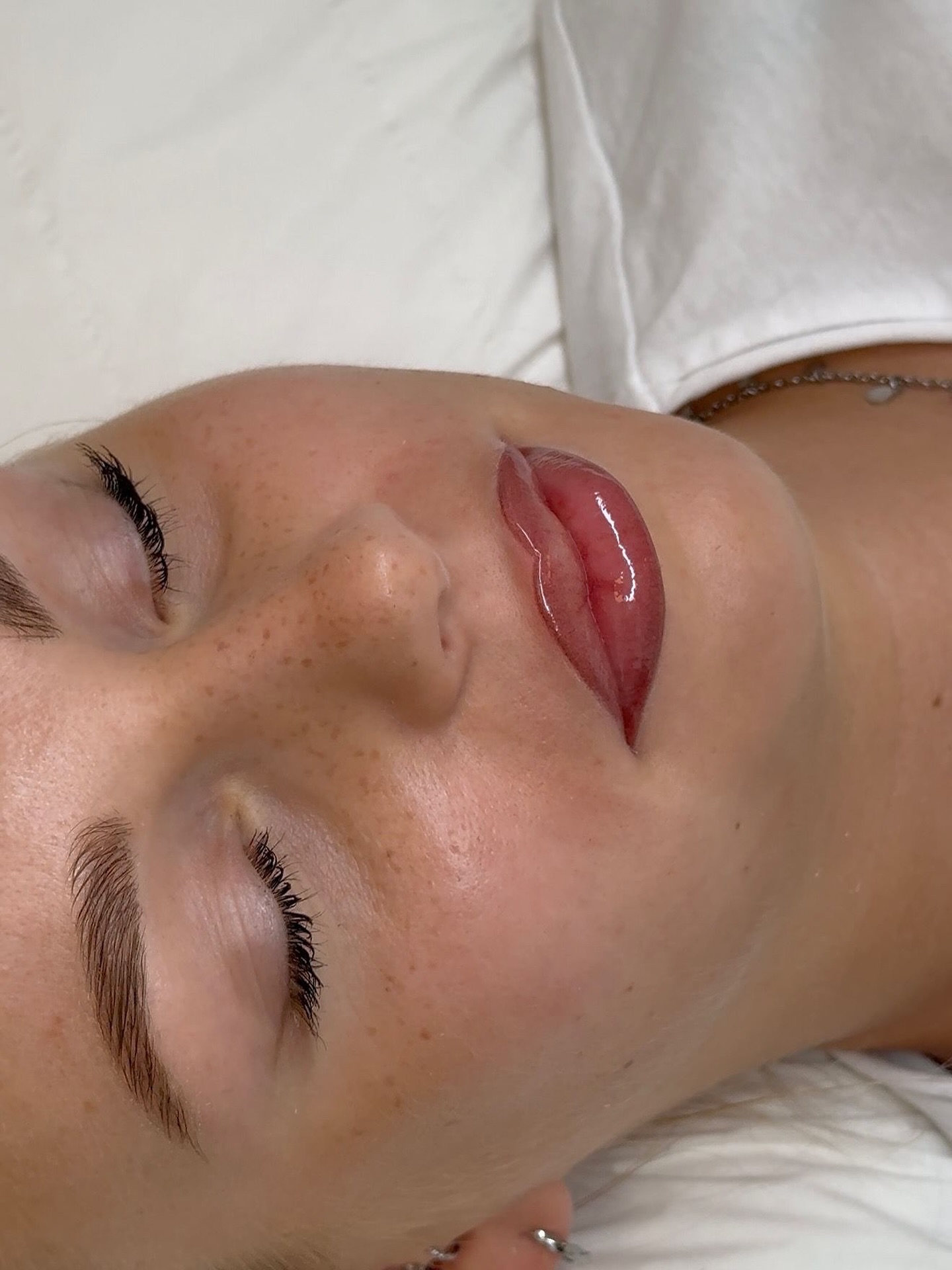 Shaded LipLiner ❤️🔥 @alica.marobeauty hat das erste mal den Shaded Liner gemacht und einfach direkt das Game gewonnen ?! 😭 Leute wie krank ist das geworden? Das Ergebnis wird noch ca. 50-60% heller je nachdem, wie viel Pigment der Körper abstößt
#shadedlips #lippenpigmentierung #ravensburg #bodensee