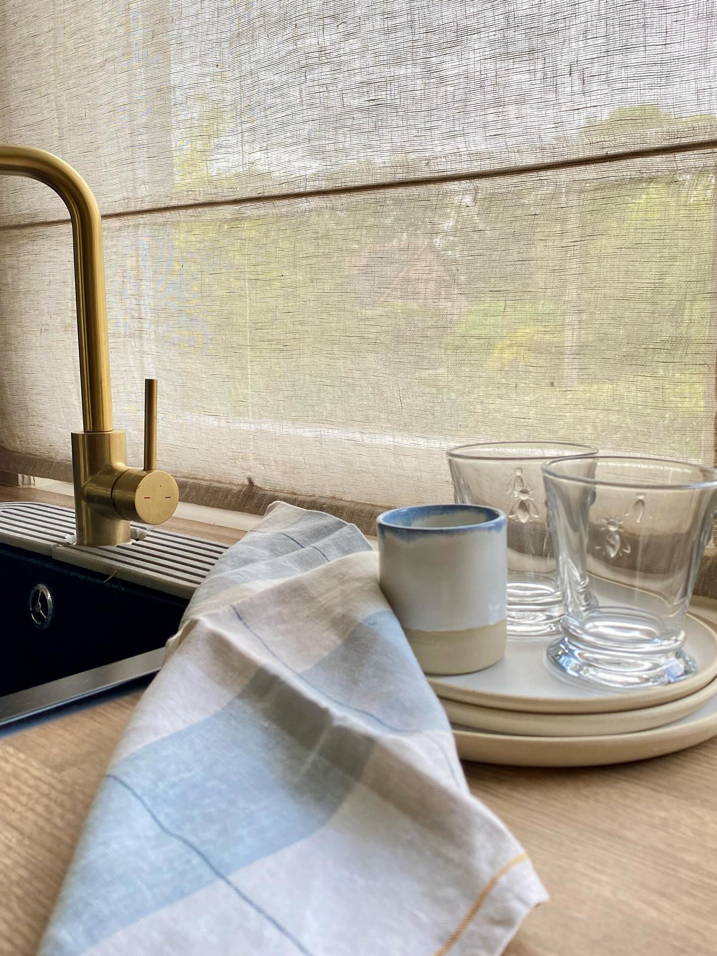 Absorbant, naturel et beau…
Votre nouvel essentiel.
Un essuie-vaisselle 100%lin imaginé pour transformer la corvée vaisselle 🥳.
Découvrez la collection sur l’eshop et offrez-vous l’efficacité du lin 🌾.
Petite tasse adorable en céramique @tartinegrillee.ceramique 🩵
#essuievaisselle #essuievaisselleenlin #torchonenlin #decocuisine #lingedecuisine #matierenaturelle #naturallinen #linnaturel #ilovelinen #wearelinen #linenlover