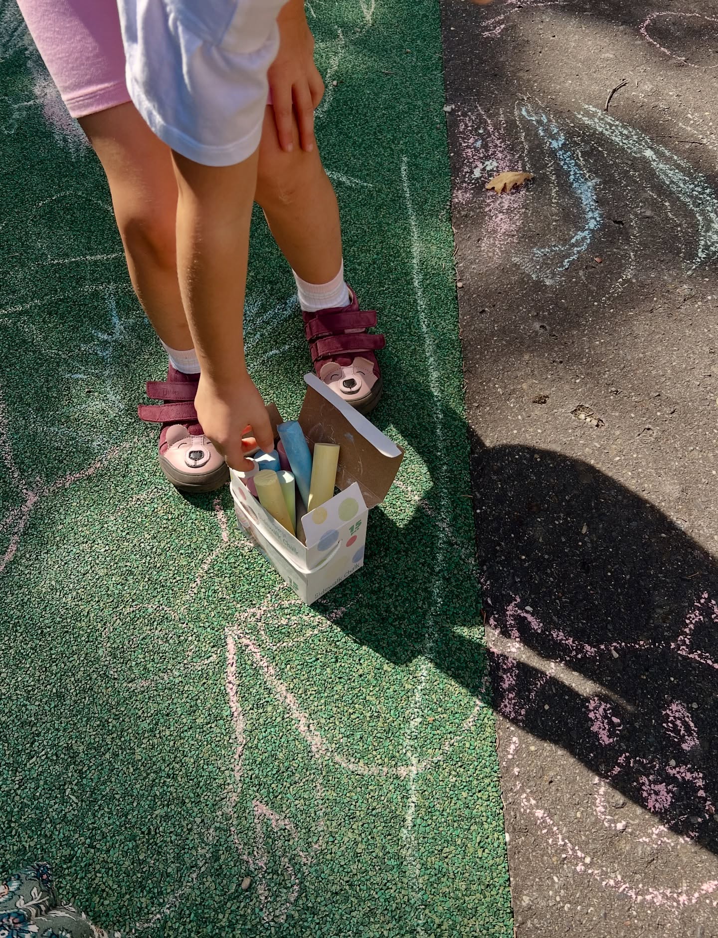 kiszínezett udvarunk 🎨🖍️🦋 #babolygó #óvoda #termeszet #szabadon #játék #rajz #alkotás #kreta #gyerekek #drawing #children #art #preschool