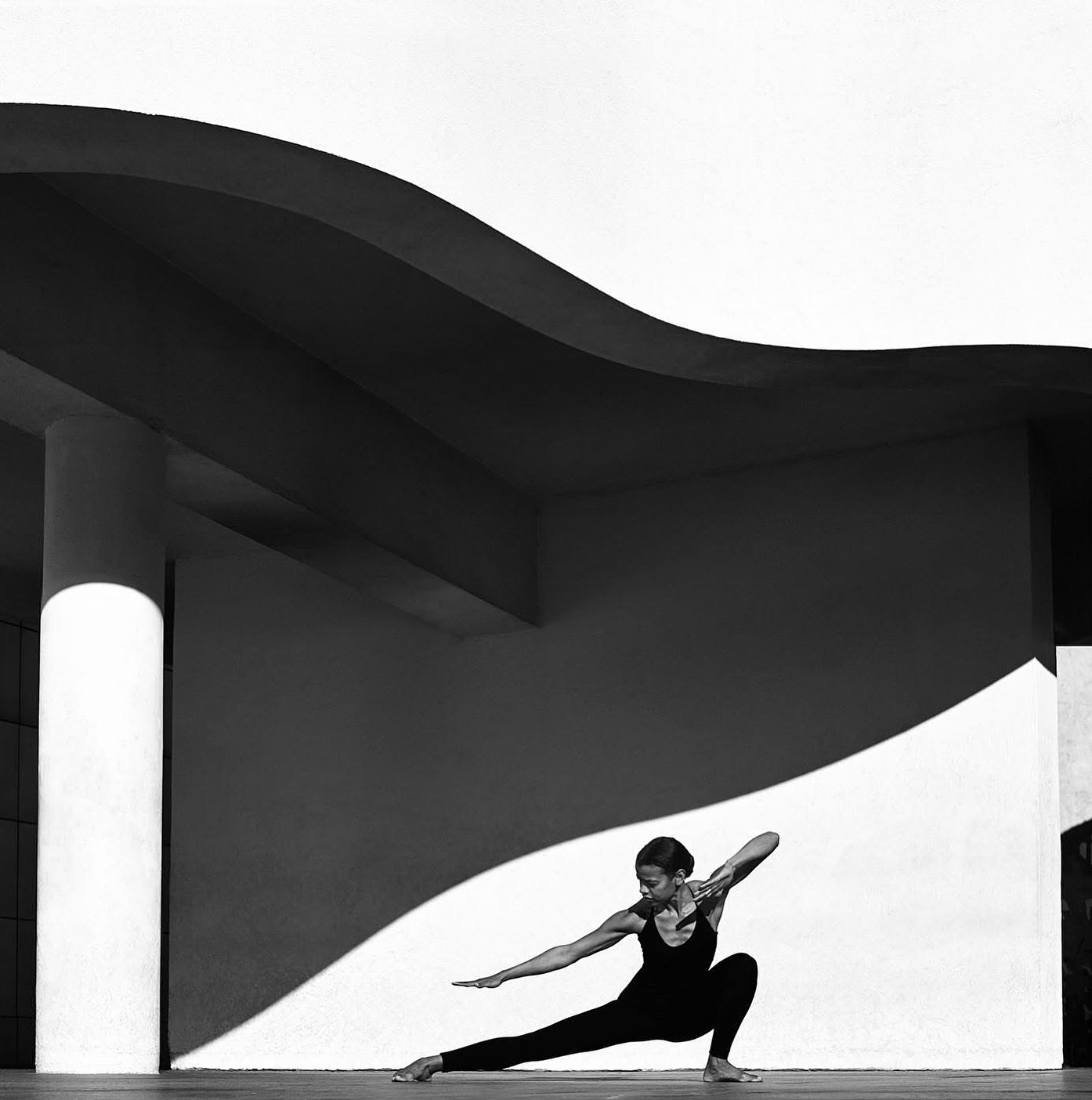 🌝 Eclipse Lunar Total en Piscis ♓️
El 7 de septiembre de 2025 tendremos un Eclipse Lunar Total en Piscis (15°), un portal cósmico que trae cierres, revelaciones y sanación profunda. Los eclipses aceleran procesos, revelan lo que estaba oculto y marcan finales necesarios para dar lugar a lo nuevo.
🌕 Eje Virgo – Piscis
Este eclipse activa la tensión entre la razón (Virgo) y la intuición (Piscis). Nos recuerda que no todo puede ser calculado ni previsto: es momento de equilibrar el orden y el control con la rendición, la fe y la conexión espiritual.
⸻
🔮 Temas principales del Eclipse
🔹 Liberación emocional y espiritual → Sanación de viejos patrones de victimismo, evasión o autoengaño.
🔹 Revelación de ilusiones → Lo que parecía sólido puede desvanecerse para mostrar lo esencial.
🔹 Sanación y compasión → Oportunidad de perdonar, soltar resentimientos y abrirnos a la empatía.
🔹 Cierre de capítulos → Procesos inconclusos llegan a su final de manera definitiva.
⸻
♓ Energía Pisciana
La Luna en Piscis nos conecta con la sensibilidad, la intuición y lo onírico. Puede sentirse confusión, cansancio o hipersensibilidad, pero también abrir puertas a la inspiración, la creatividad y la conexión espiritual.
⸻
⚖️ Claves para transitarlo
▪️ Medita, descansa y escucha tu intuición.
▪️ Evita tomar decisiones impulsivas bajo el impacto del eclipse.
▪️ Realiza rituales de limpieza, cierre y purificación.
▪️ Confía: lo que se suelta abre espacio para lo nuevo.
⸻
🌀 Este eclipse marca un momento colectivo de purificación: nos invita a soltar el control, rendirnos y abrirnos a la guía del alma.
📌 Si quieres explorar cómo este eclipse se activa en tu carta natal, revolución solar o sinastría, escríbeme directamente por Whatsapp 📲 +34640712009.
Por cierto! Suscribirte a la Newsletter para recibir el CLIMA ASTRAL SEMANAL
LINK IN BIO 📩