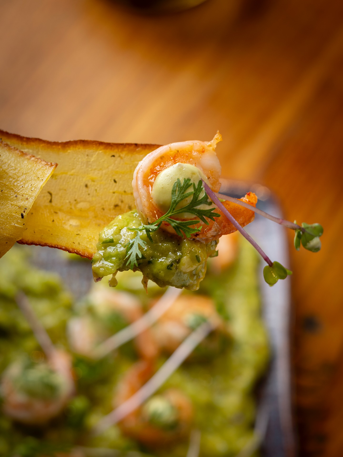 Frescor e crocância em perfeita harmonia.
Nosso Aguacate Gonzalez ganha ainda mais personalidade com o crocante de aipim da casa.
Uma entrada vibrante que traduz o equilíbrio entre tradição e inovação.
Gonzalez Gastronomia – Irecê/BA
#VivaSerGonzalez #AltaGastronomia #ExperiênciaGonzalez #Entradas