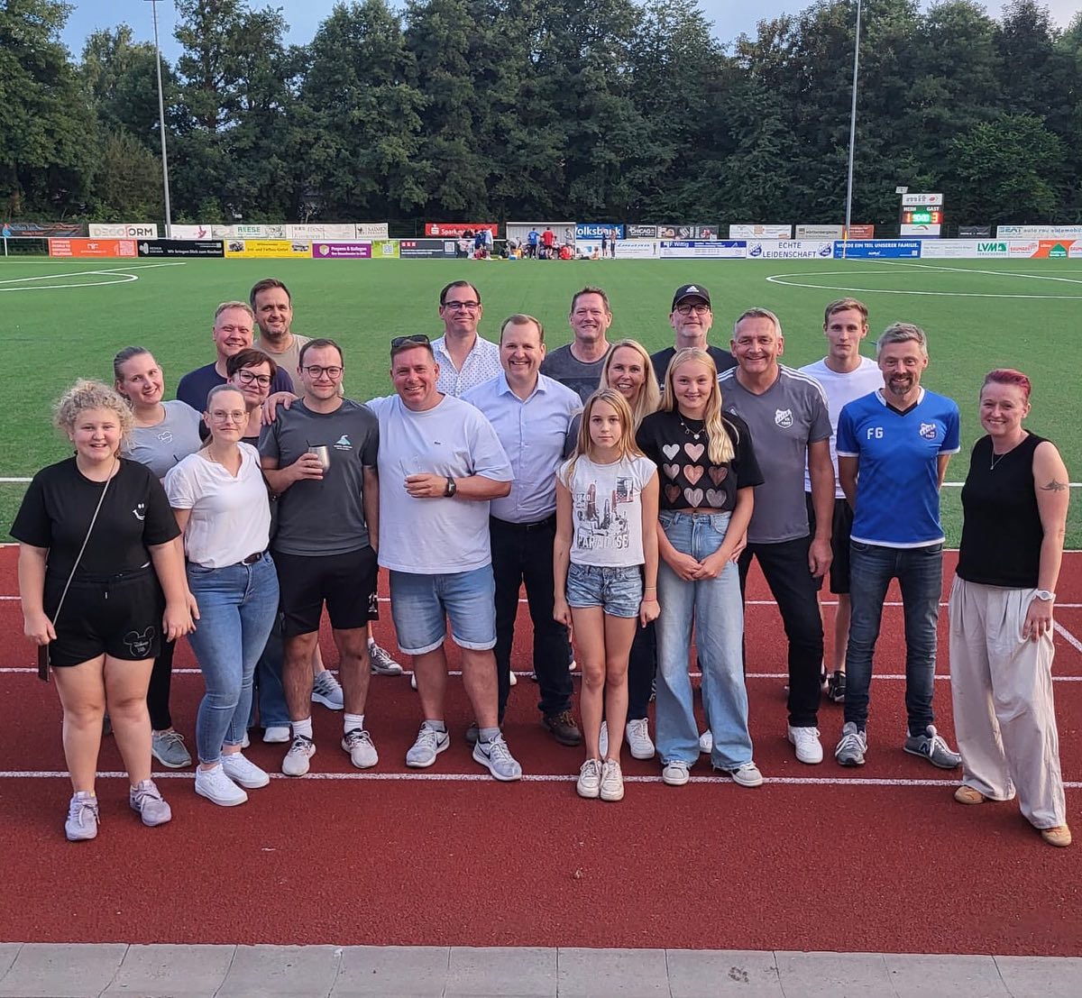 🚀 Ehrenamt stärken
Für manchen vielleicht Plattitüde, für mich Herzensangelegenheit!
Mich hatte es im Mai stark beeindruckt, was das Team des @fcexter1947 und der @fc_exter_jugend an Himmelfahrt mit der Kinder- und Jugendolympiade auf die Beine gestellt hatte und ich hatte damals spontan zugesagt alle Helfer des Tages einzuladen. 🥳
Ganz nach dem Motto „Lasst Worten Taten folgen“ kamen daher gestern alle im Vereinsheim zusammen und es war mir eine Freude, die „Helferfeier“ auszurichten und Danke zu sagen! Ehrenamt lebt von den Menschen vor Ort und der FC Exter ist ein glühendes Beispiel dafür, wie stark Gemeinschaft sein und was man gemeinsam erreichen kann. 🤝
⚽️ Parallel zur Helferfeier fand das Spiel der A-Jugend statt und es war mir eine Freude, mit dem Team nach dem Spiel zu feiern. Die Jungs haben gezeigt, was Teamgeist und Zusammenhalt bedeutet - richtig stark!
🙏🏻 Ich sage Danke! Danke für einen tollen Abend, danke für eine Mannschaft mit Courage und ein Helferteam mit Herz und danke an alle, die sich tagtäglich für unsere Gemeinschaft einbringen und engagieren.
#ehrenamt #ehrenamtstärken #zusammenhalt #gemeinschaft #vlotho #florianfürvlotho