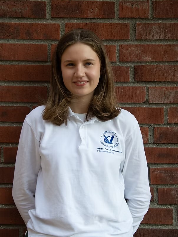 Informationschef Alice Friis Pettersson
Hej!
Jag heter Alice och jag är Informationschef på sektionen. Som Infochef är jag spindeln i nätet när det kommer till all info som ska ut till sektionen. Med hjälp av mitt kära Informationsutskott håller jag våra kanaler uppdaterade så som hemsidan och Instagram så att ingen missar vad som händer på sektionen. Utskottet ser även till så att sektionens evenemang förevigas med snygga bilder och att vi har grym design på merch och märken. En annan viktig del av min post är att vara protokollförare på styrelse- och stormöten samt skicka ut veckobreven.
Om du har några frågor eller en bra idé på merch, märke eller något annat skoj, tveka inte att höra av dig!
-Vilken är din favorit-Vincent?
Passenger princess-Vincent