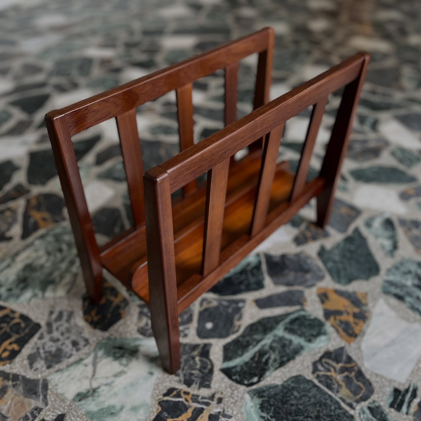 Beautiful midcentury print stand courtesy of the wonderful @shamblesstudios - now housing some stunning prints by @ruairifallon - pop in today (1-9pm) for a closer look 🫡
#midcenturyfurniture #midcenturydesign #midcenturymodernhome #printdesign #artexhibitions