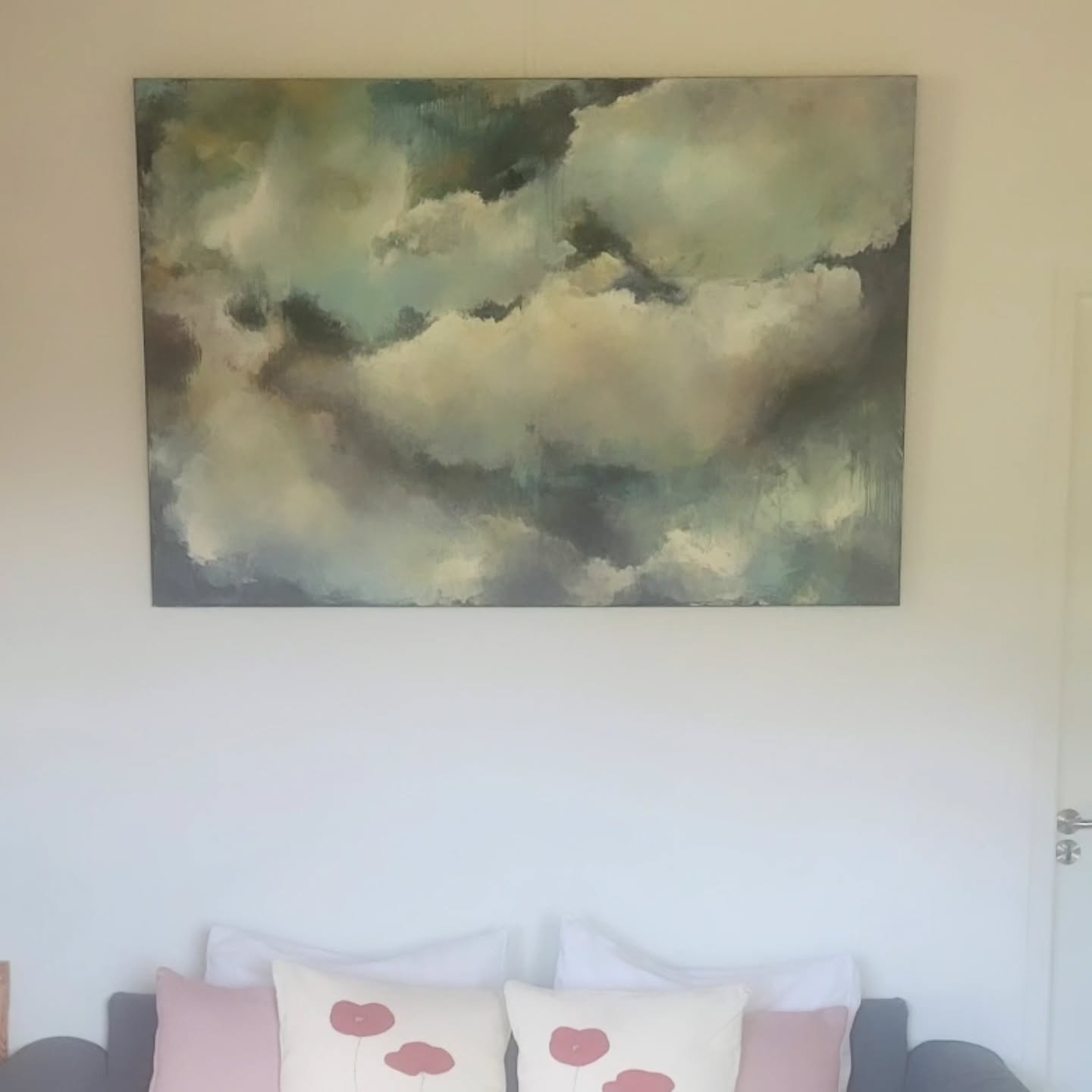 Cloudy skies by Miriam Meertens.
Zo trots op de werken van Miriam at #millefleursapartments.
Boek Étage Supérieur en je kan heerlijk wegdromen onder dit prachtige kunstwerk.
Op zondag 16 november vieren we ons 7,5-jarig jubileum en openen we onze deuren voor iedereen! Kom genieten van een inspirerende middag vol kunst, muziek, heerlijke hapjes en drankjes.
De prachtige kunstwerken van Miriam Meertens zijn in alle appartementen te bewonderen, terwijl het team van Restaurant Café Modern zorgt voor de culinaire verzorging.
Je bent van harte welkom!
👉 Book your stay now on www.millefleurs.be
#voerstreek #millefleursapartments
#whataview #beautifullandscape #naturelover #nature #voeren #limburg #wandelen #hiking #appartementrent #vakantiehuis #vacation #rent #apartment #rentapartment #vlaanderenvakantieland #ilovelimburg #vakantieineigenland #sintpietersvoeren #altijdlimburg #belgium #visitlimburg #wanderlust #bronnenwandeling #wandelenparadijs