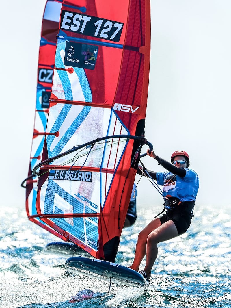 🚀 IQFOIL U23 MM x 2. PÄEV 🚀
Emma asus juhtima, Aksel tõusis kaks kohta 👇🏻
Treener Matthew Rickard: Emma jaoks oli taas hea päev - pärast kahte rasket sõitu suutis ta oma rütmi leida ning lõpetas veel kahe esikohaga, tõustes nüüd üldarvestuses liidriks.
Aksel purjetas samuti väga kindlalt, lõpetades kolm sõitu esikümnes ja tõustes 23. kohale. Homme jätkab ta võistlemist kuldlaevastikus.
Lisett püsis sitkelt konkurentsis ja surus end keerulistes oludes edasi, hoides oma üldarvestuse positsiooni stabiilsena - ta on nüüd 42. kohal.
@amservauto @piletilevi @krulli.kvartal @koodjohvi @gotravel.ee #eestipurjetab