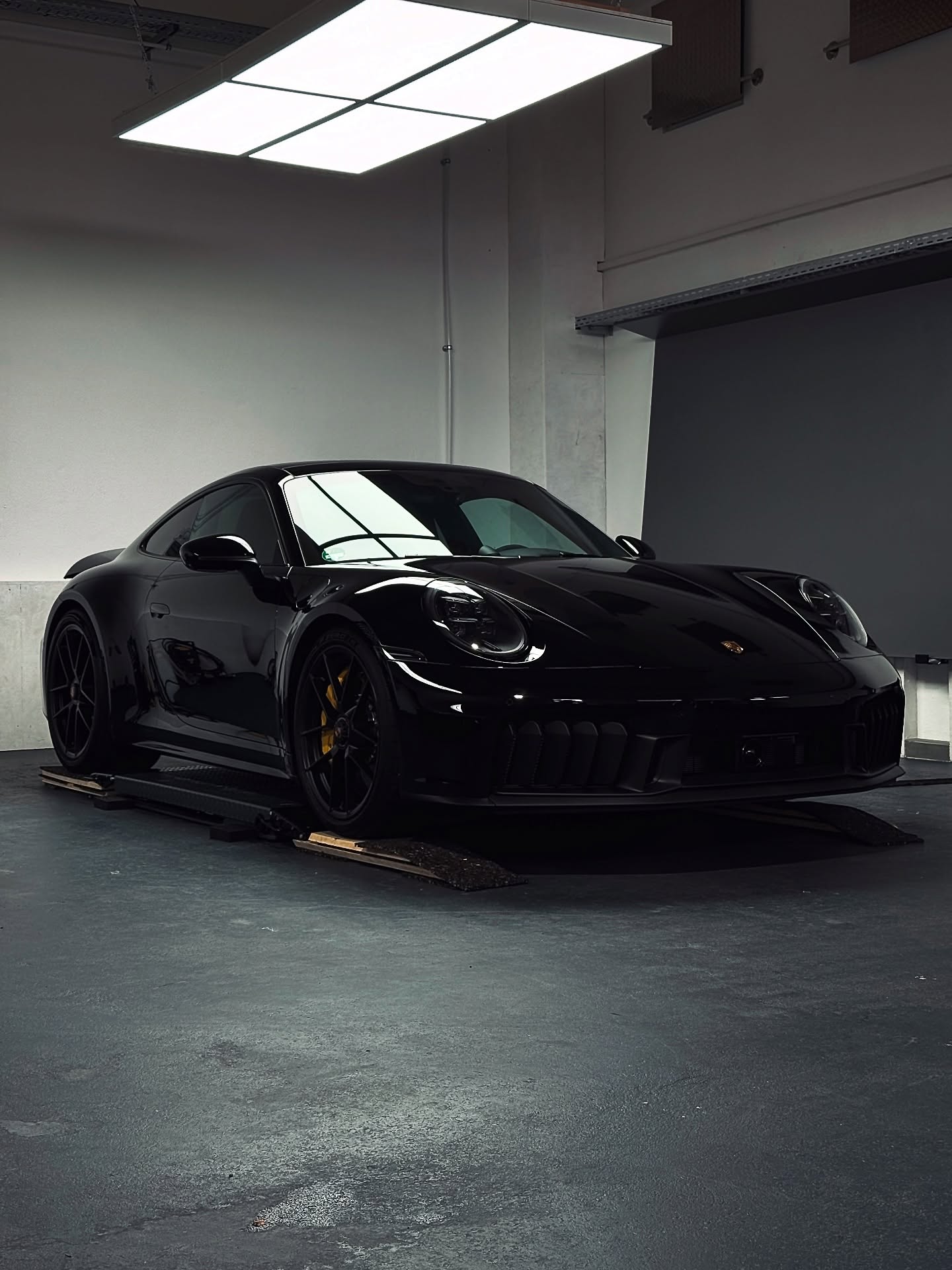 Shines with attitude. 🖤💛 This Porsche 992.2 Carrera 4 GTS is now protected with XPEL Fusion PPF – flawless look, maximum protection. 🚀
#porsche #porsche911 #ppf #paintprotectionfilm #detailing #autodetailing #supercars #carsofinstagram #wrapness