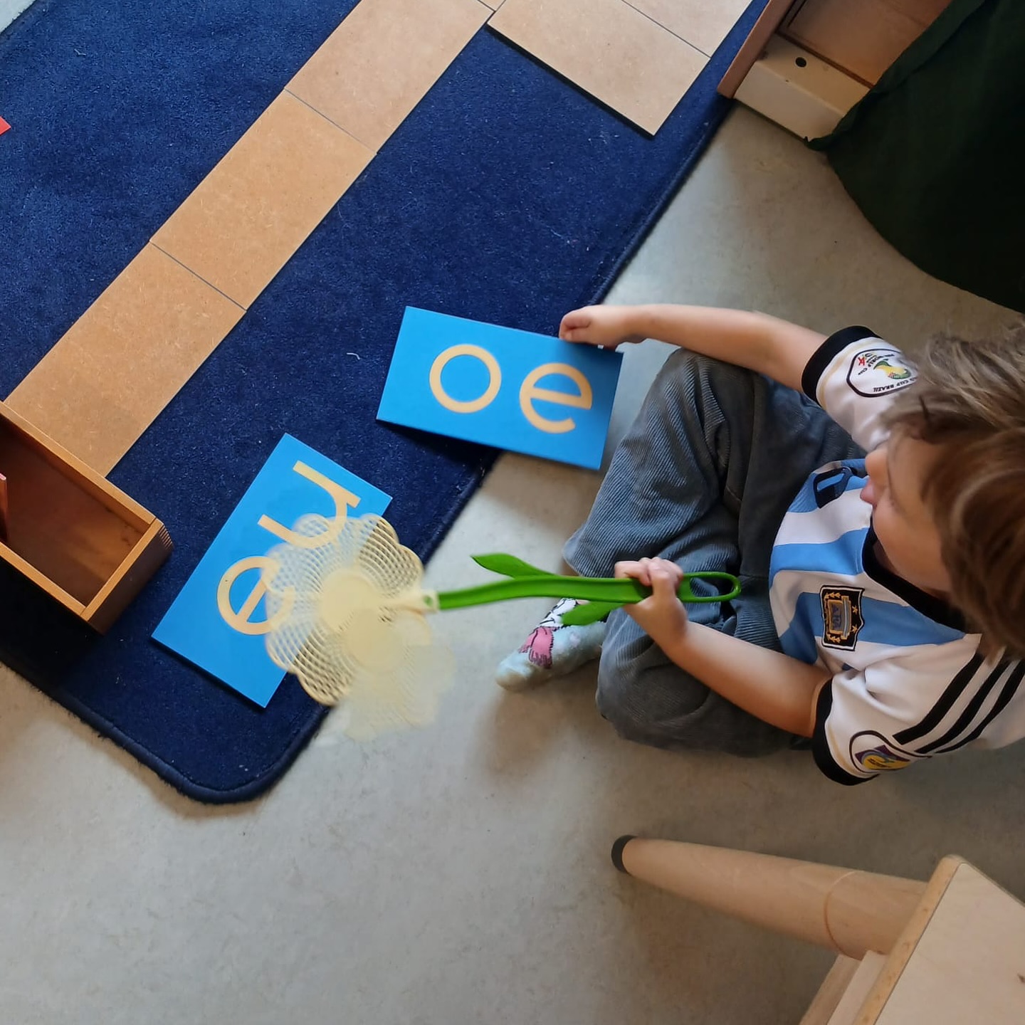 ✨ In de onderbouw bruist het alweer van de energie! ✨
Nieuwe werkjes worden ontdekt, nieuwsgierige beestjes onderzocht en nieuwe kinderen voelen zich steeds meer thuis. 🐛🌱
En samen steken we ook de handen uit de mouwen in de tuin. Leren doe je niet alleen in de klas, maar óók buiten! 🌸👩🌾