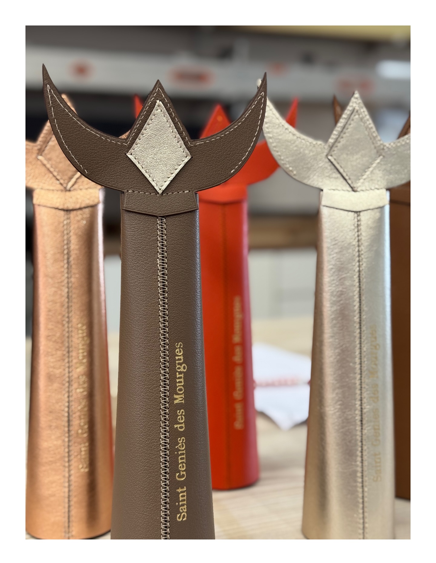 En voilà un beau projet !
Merci @berengere_bouscaren présidente du Club taurin le trident à Saint Genies des Mourgues, de nous avoir fait réaliser de si beaux trophées à remettre aux manadiers pour leurs taureaux, ainsi qu’aux raseteurs.
Un travail d’équipe avec @pr_menuiserie sans qui je n’aurais pas pu livrer aussi vite de si beaux objets.
Les trophées sont réalisés en cuirs et représentent le trident traditionnel.
Le socle est en chêne avec une gravure sur bois sur l’envers.
#trophee #clubtaurin #manade #maroquinier #surmesure