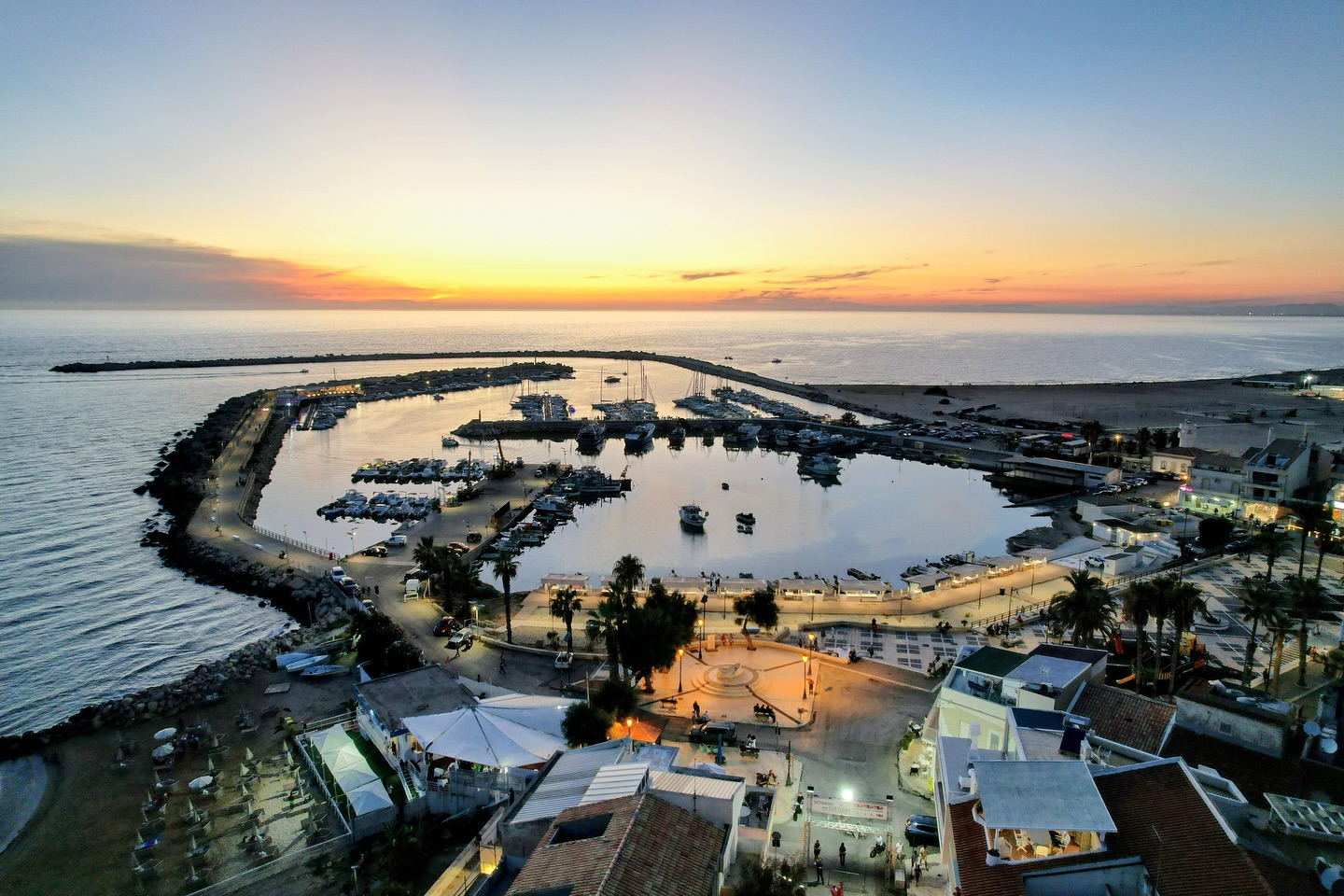 Grande successo alla Settimana della Cultura! 🎉🎶
Le due serate del 6 e 7 settembre in Via Messina e Piazza Castelli a Scoglitti hanno riscosso un meraviglioso successo, grazie al calore del pubblico e al talento degli artisti del Gala Music Festival, sotto la direzione artistica di Diego Melfi. @diegomelfi
Un sentito grazie al GAL Valli del Golfo, al Comune di Vittoria – Direzione Sviluppo Economico, al Sindaco Francesco Aiello @francescoaiello_sindaco, al delegato Alessandro Speranza, all’intero gruppo assessoriale e agli uffici dirigenziali per averci coinvolto in questo prestigioso progetto.
Un applauso speciale ai nostri musicisti che hanno incantato il pubblico:
⭐️ Ekaterina Chepotareva – Pianoforte (Russia) @pianokate_
⭐️ Demian Spagnolo & ⭐️ Gabriele Caputo – Chitarra (Italia) @demian_spagnolo @__gabrielecaputo__
⭐️ Agnese Polizzotti - Clarinetto (Italia) @4gn36e
⭐️ Stefano Perez – Sassofono (Italia) @stefsax02
⭐️ Pietro Benedetto Pistone – Violino (Italia) @flapistone
⭐️ Danilo Pistone- violino (Italia) @pistonedanilo
Il tutto non avrebbe potuto esistere senza la preziosa organizzazione di CL Eventi @cleventipalermo, che ha reso possibile queste serate indimenticabili.
Grazie di cuore a tutti: la musica, l’arte e le tradizioni hanno vinto ancora una volta. ❤️
#galamusicfestival #settimanalacultura #comunedivittoria #eventisicilia #estateinsicilia #arteinmusica #musicasottolestelle #concertoclassico #musicalive #pianoforte #violino #chitarra #clarinetto #sassofono #culturainsicilia #spettacolodalvivo #tradizioniesicilia