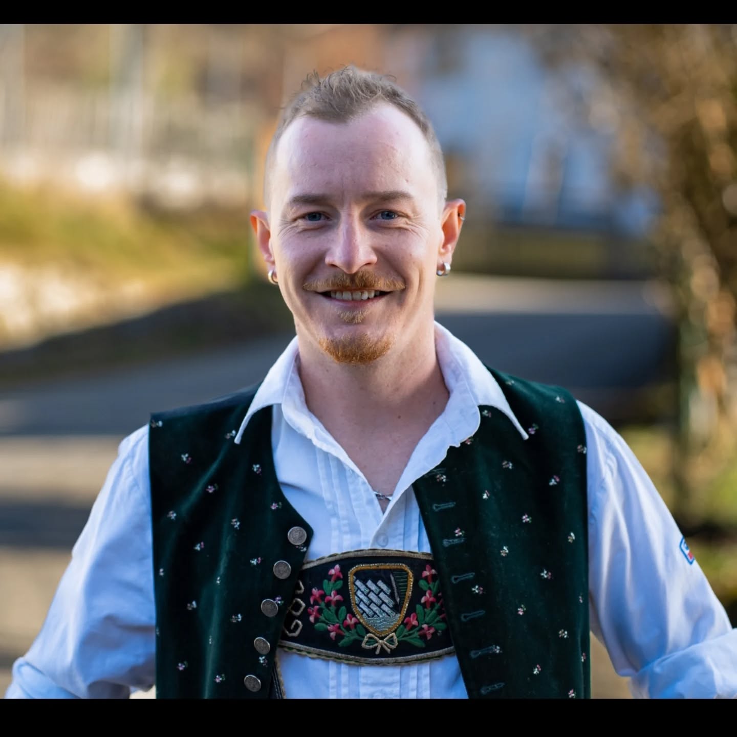 Und weil es so schön ist....
Unser Sebbe is a schon 15 Jahre Teil unseres unschlagbaren Teams.🎉🎈
Josef hat seine Ausbildung zum Maurer👷 am
1. September 2010 begonnen und erfolgreich abgeschlossen. 🏠
Er ist ein Meister🤠 an der Putzmaschine und eine echte Bereicherung für unser Team👷🤠👷, auf da Baustelle 🧱 oder auch privat.🏝️
Wir sind stolz auf deinen leidenschaftlichen Einsatz und freuen uns das du schon so lang dabei bist!🎊🥳🍻
#gsinnbau#team#maurer#dokeaihi#treuemitarbeiter