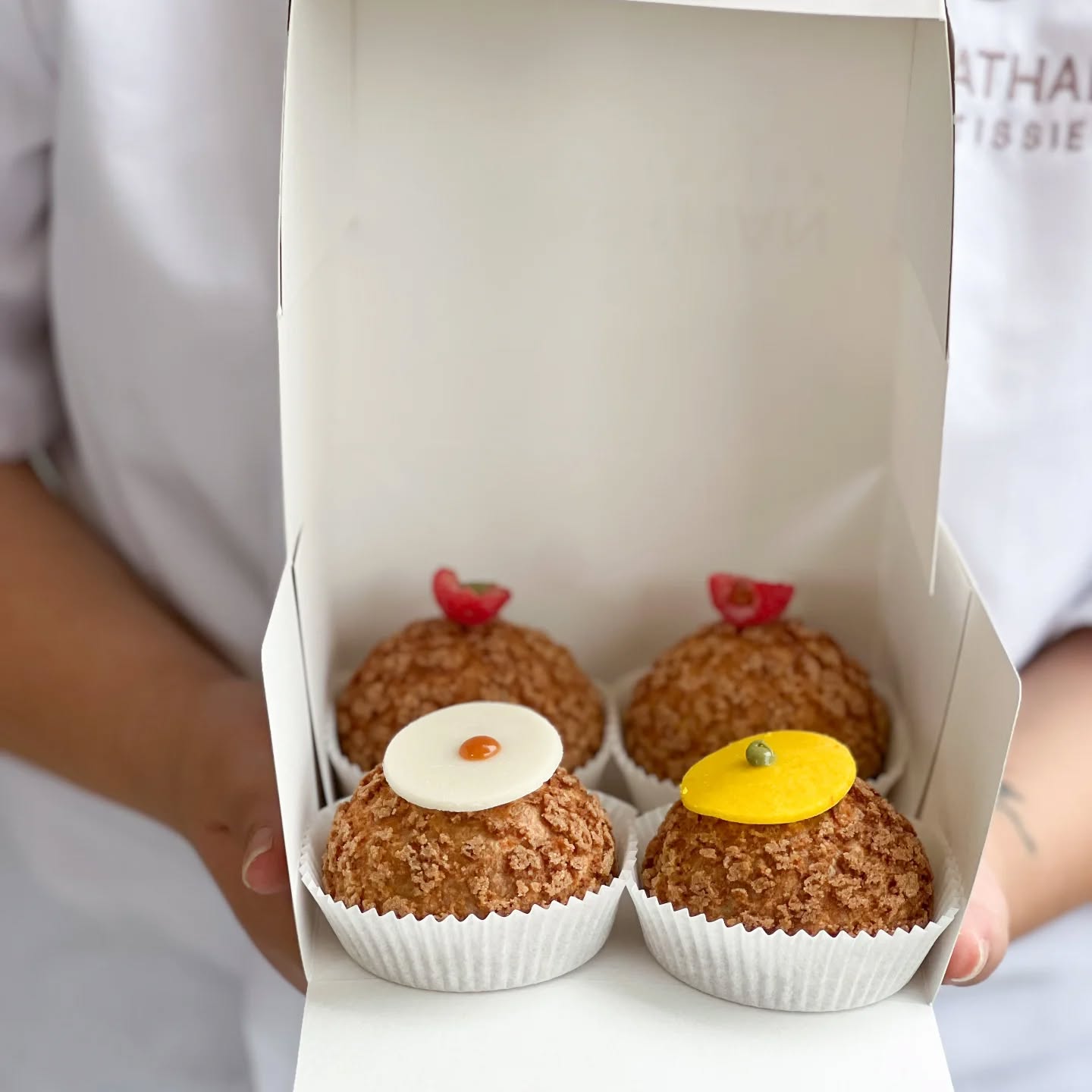 DĂ©couvrez notre Bar Ă Choux : un concept unique oĂč chaque chou est garni Ă la minute, devant vous, pour garantir fraĂźcheur et gourmandise.
Chaque semaine, nous vous proposons une nouvelle sélection de parfums créatifs et éphémÚres à savourer sur place ou à emporter.
đ Rendez-vous chez Jonathan Le PĂątissier, 14 avenue MarĂ©chal Foch Ă Nice.
Photo by @k_rolight_food